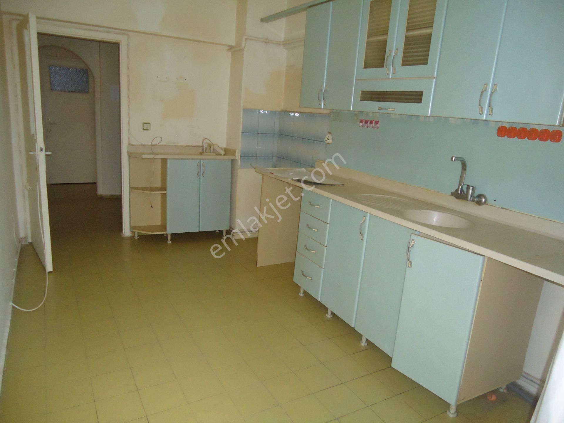 Krc'den Abdülhakhamit Caddesinde Giriş Kat 3+1 Satılık Daire