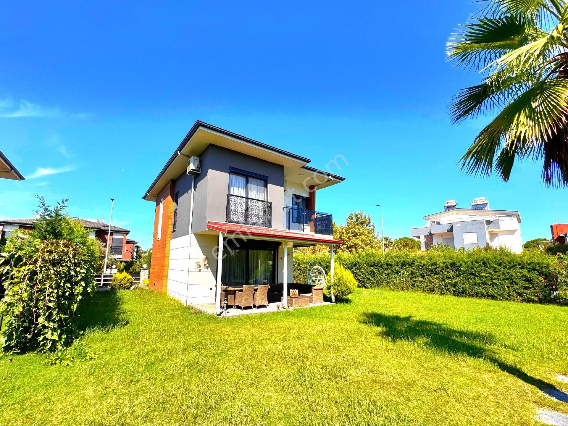 Kuşadasında Plaja Yakın Havuzlu Sitede Köşe Konumlu Tek Müstakil Bahçeli Villa - Görsel 32