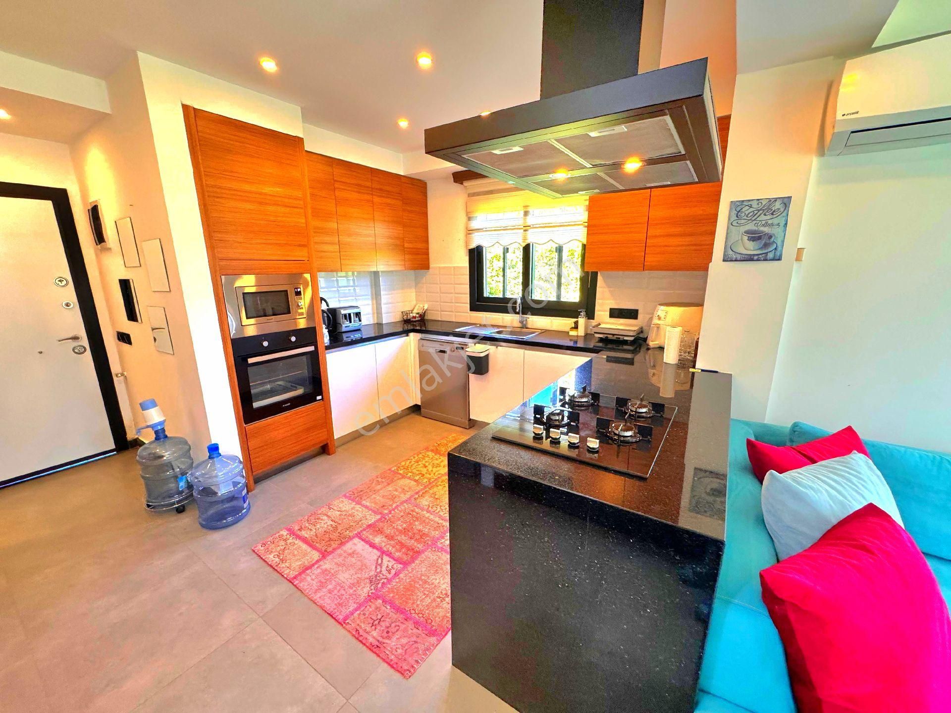 Kuşadasında Plaja Yakın Havuzlu Sitede Köşe Konumlu Tek Müstakil Bahçeli Villa - Görsel 19