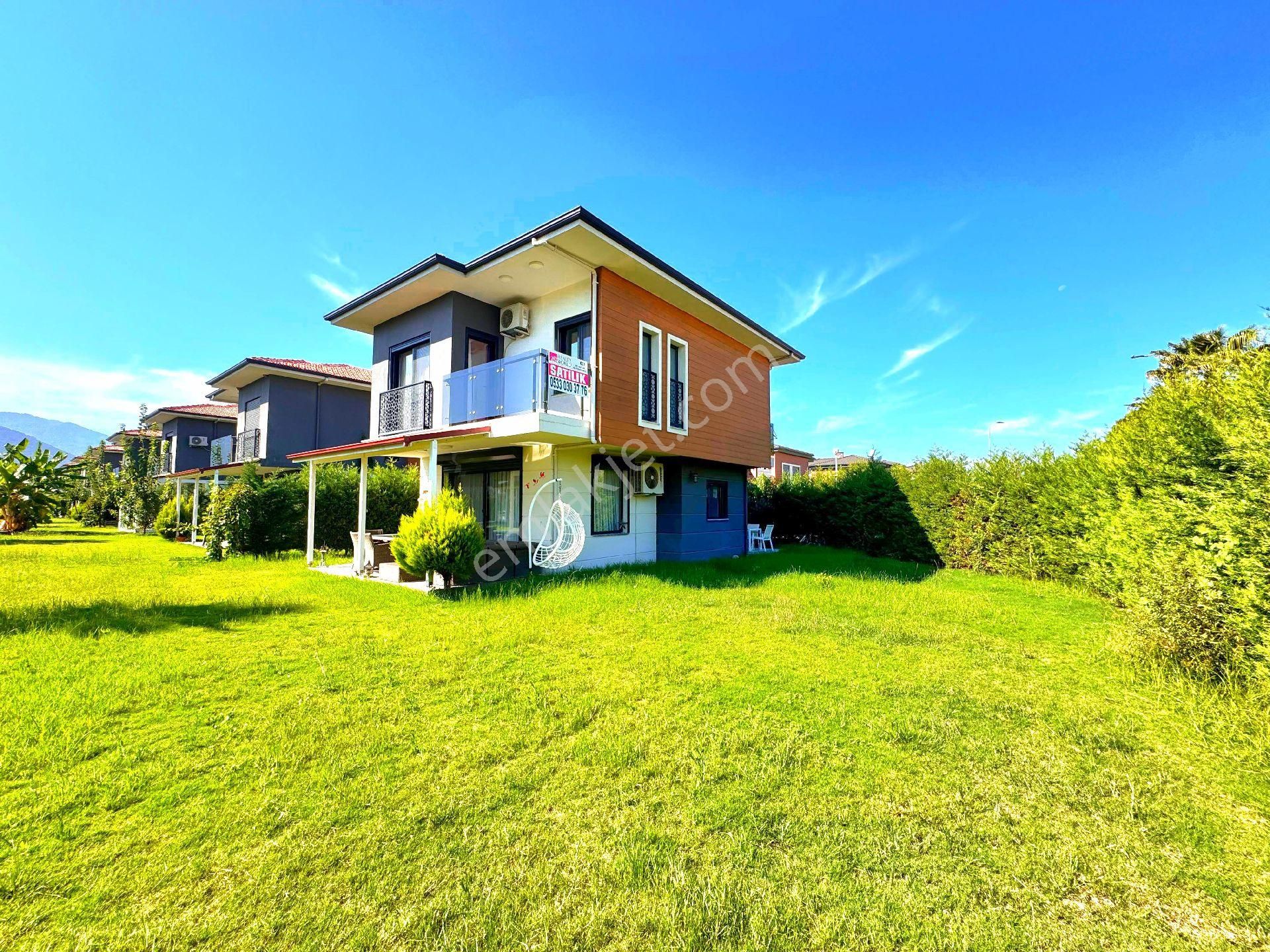 Kuşadasında Plaja Yakın Havuzlu Sitede Köşe Konumlu Tek Müstakil Bahçeli Villa - Görsel 33