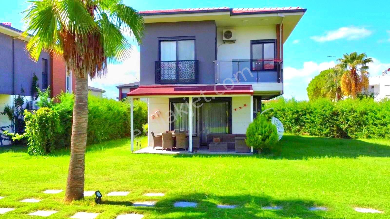 Kuşadasında Plaja Yakın Havuzlu Sitede Köşe Konumlu Tek Müstakil Bahçeli Villa