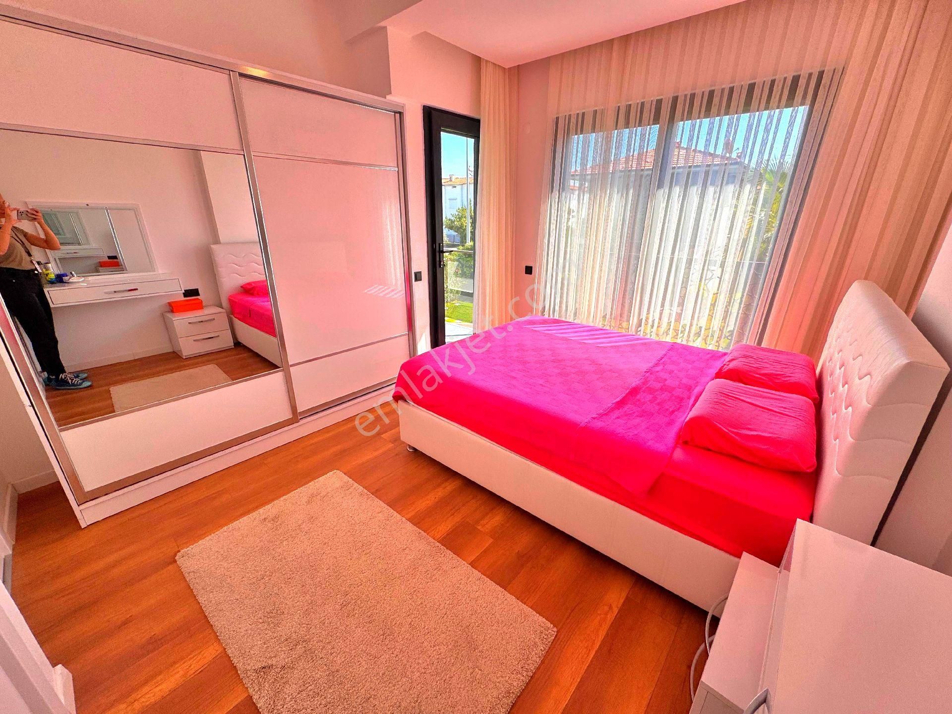 Kuşadasında Plaja Yakın Havuzlu Sitede Köşe Konumlu Tek Müstakil Bahçeli Villa - Görsel 17