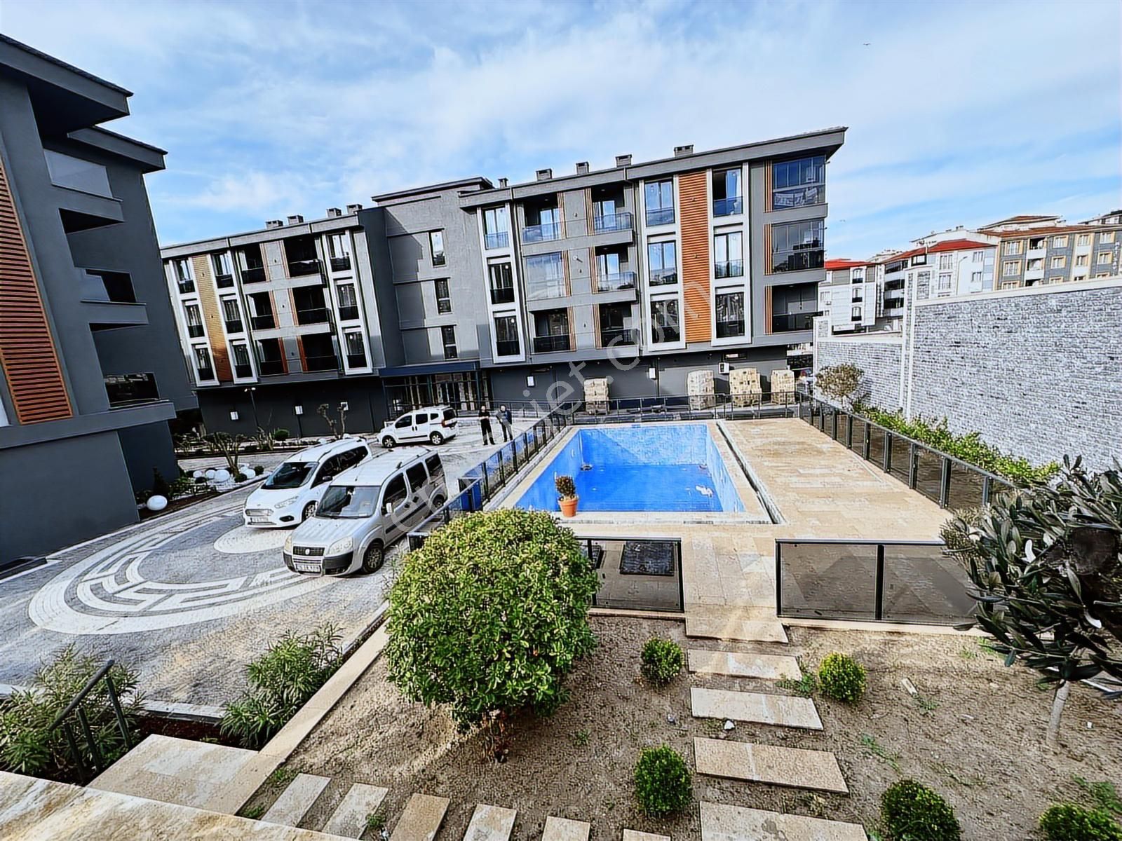 Bulvar Cepheli Havuzlu Site Full Eşyalı 1+1-20 Bin Kira Getirili