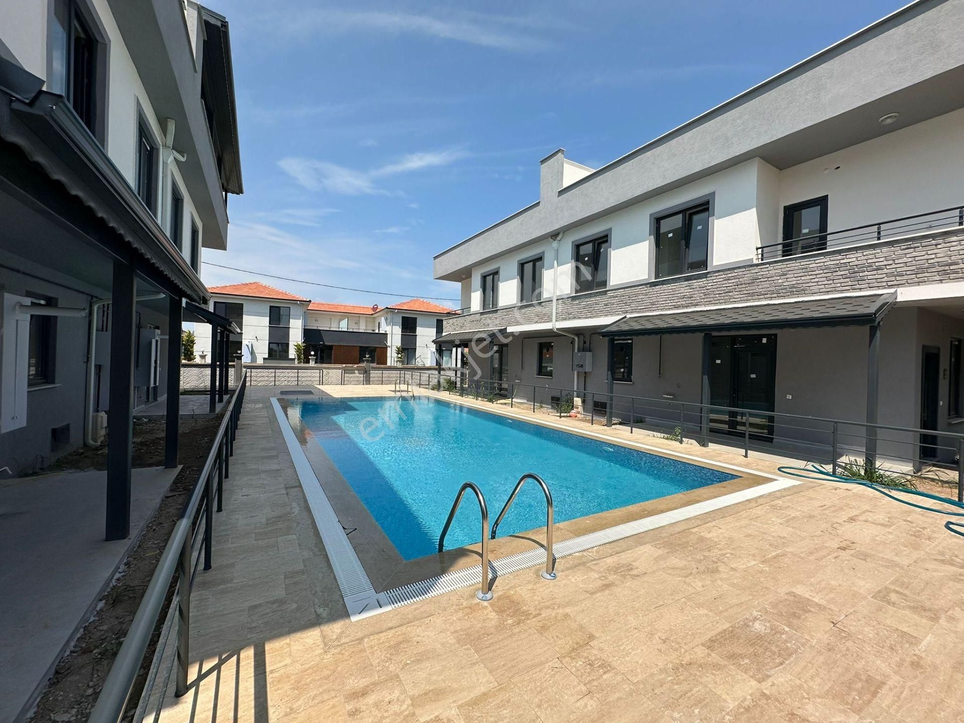 Müstakil Bahçeli Ve Havuzlu Teraslı Lüks Tripleks