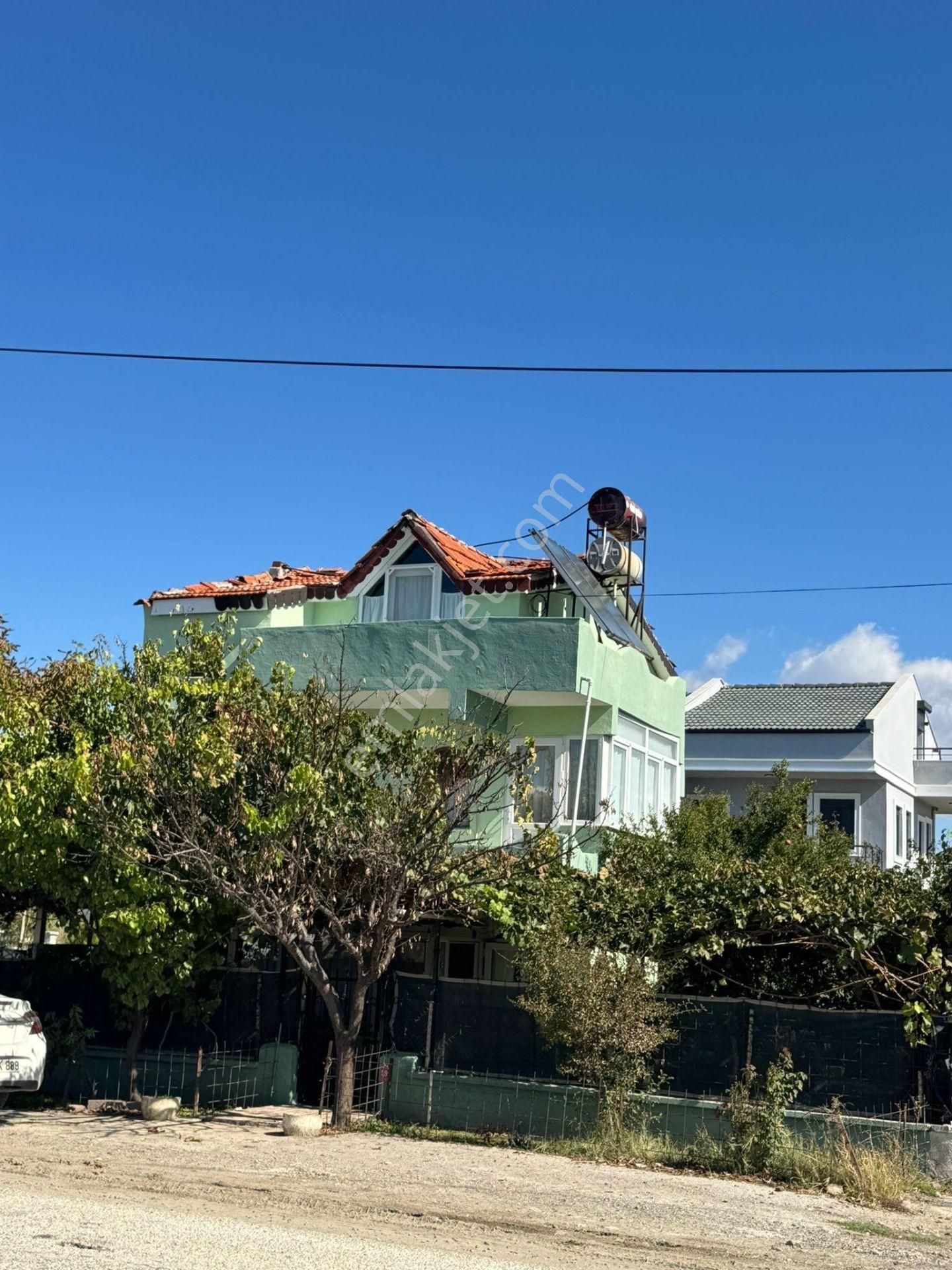 Ayvalık Altınova’da Deniz Manzaralı Müstakil Bahçeli 4+1 Tripleks Villa