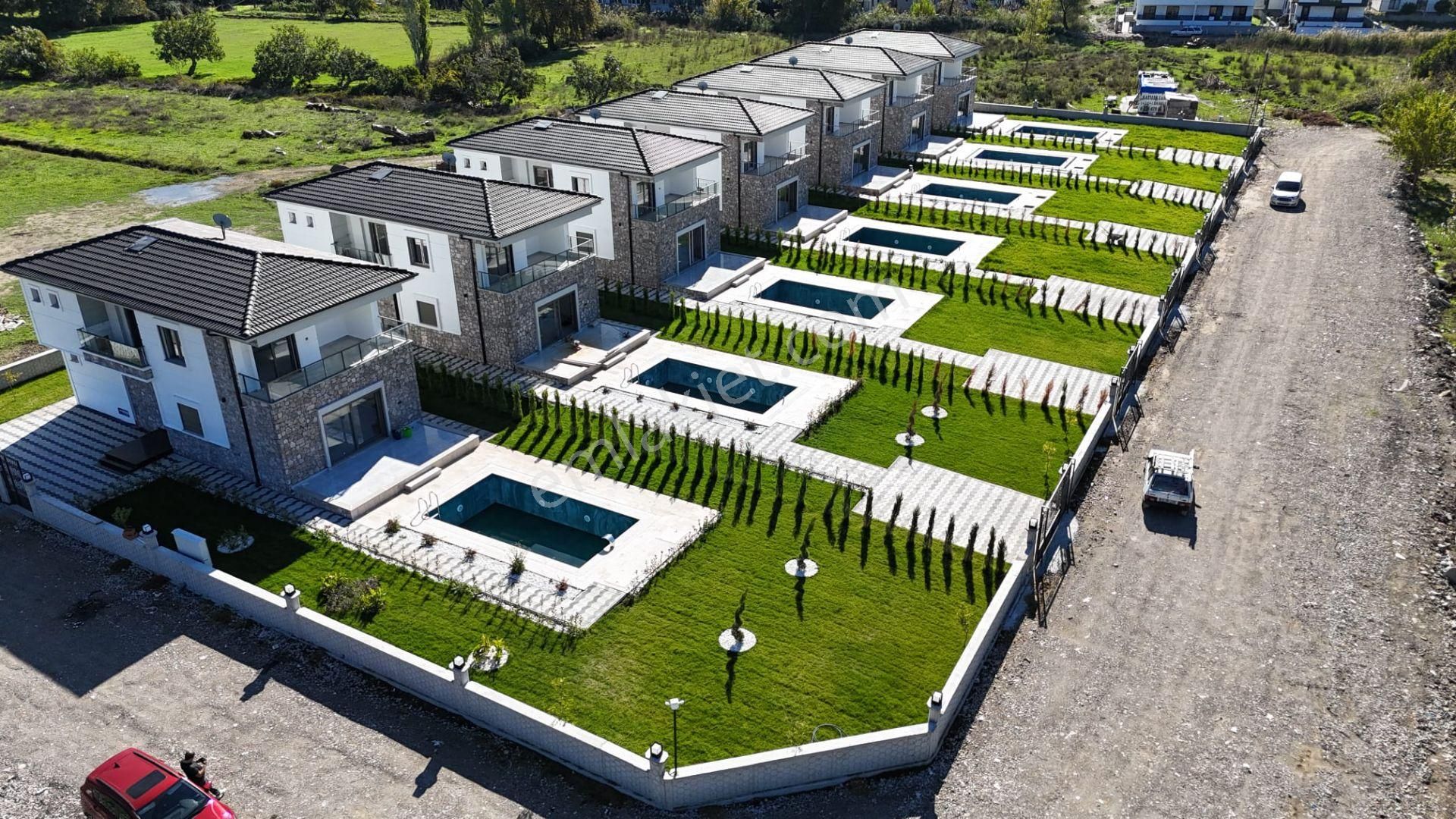 Irmaksudan Akçayda Doğa Manzaralı 600m2 Arsa İçinde Havuzlu 3+1 Lüks Villalar