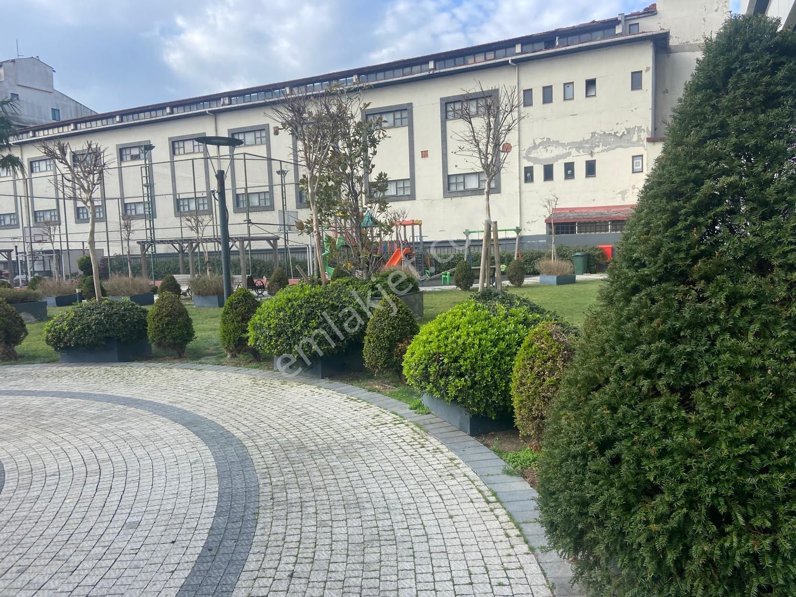 Avcılar E-5 Yanı-deniz Manzaralı-full Eşyalı-otoparklı-sauna &havuzlu