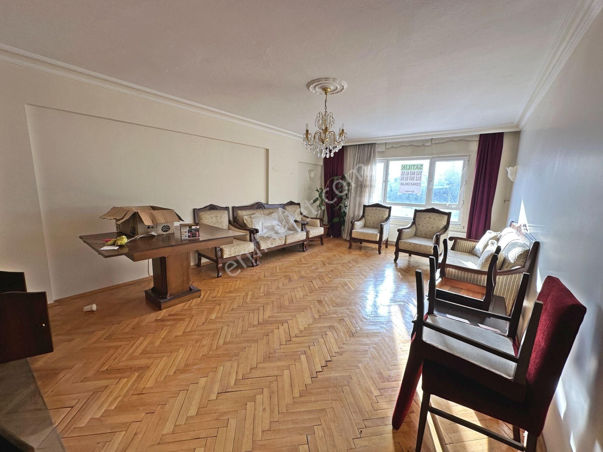 Saimekadın Tren Yakınında Ara Katta Ön Cephede Bağımsız 3+1 Satılık Daire