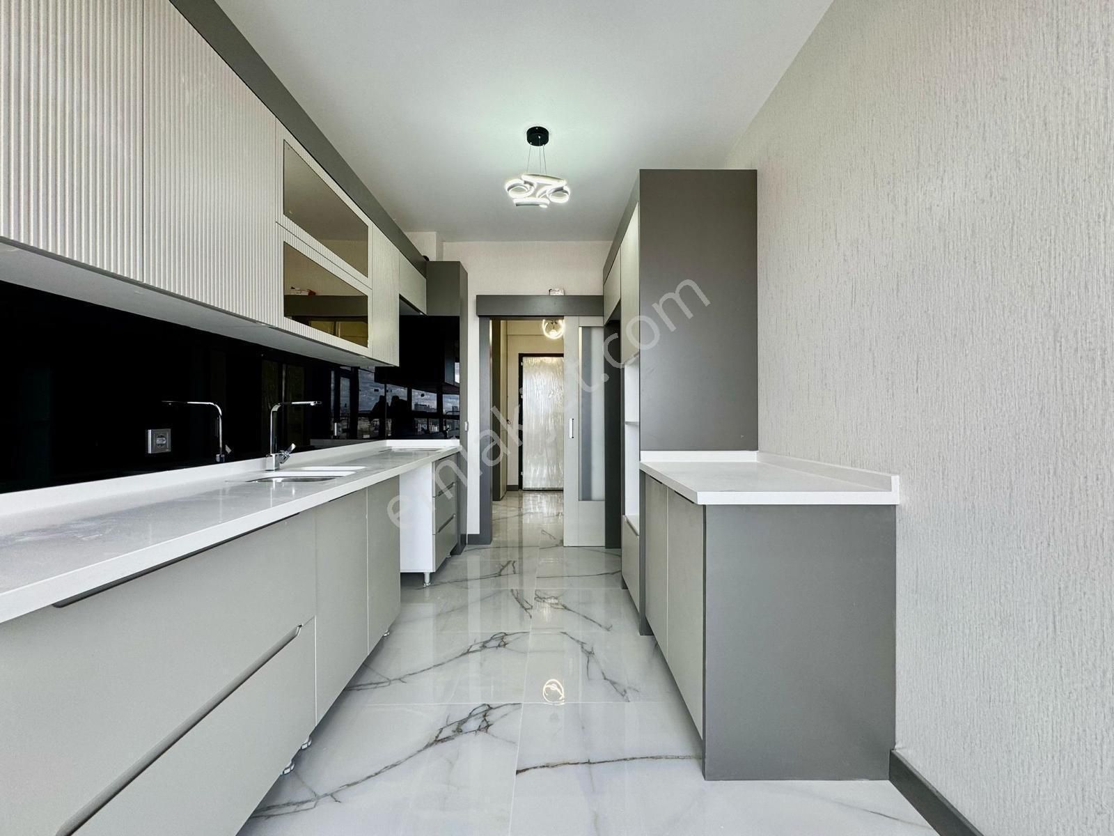 Ayzen Emlak'dan Karakol Yakını Sahibinden Satılık Daire