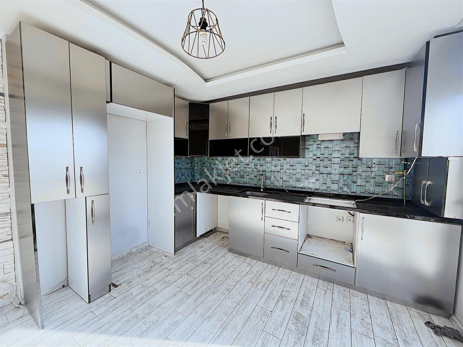 Çınarlı'da Cadde Üzeri Göl Manzaralı 3+1 Açık Mutfak Daire