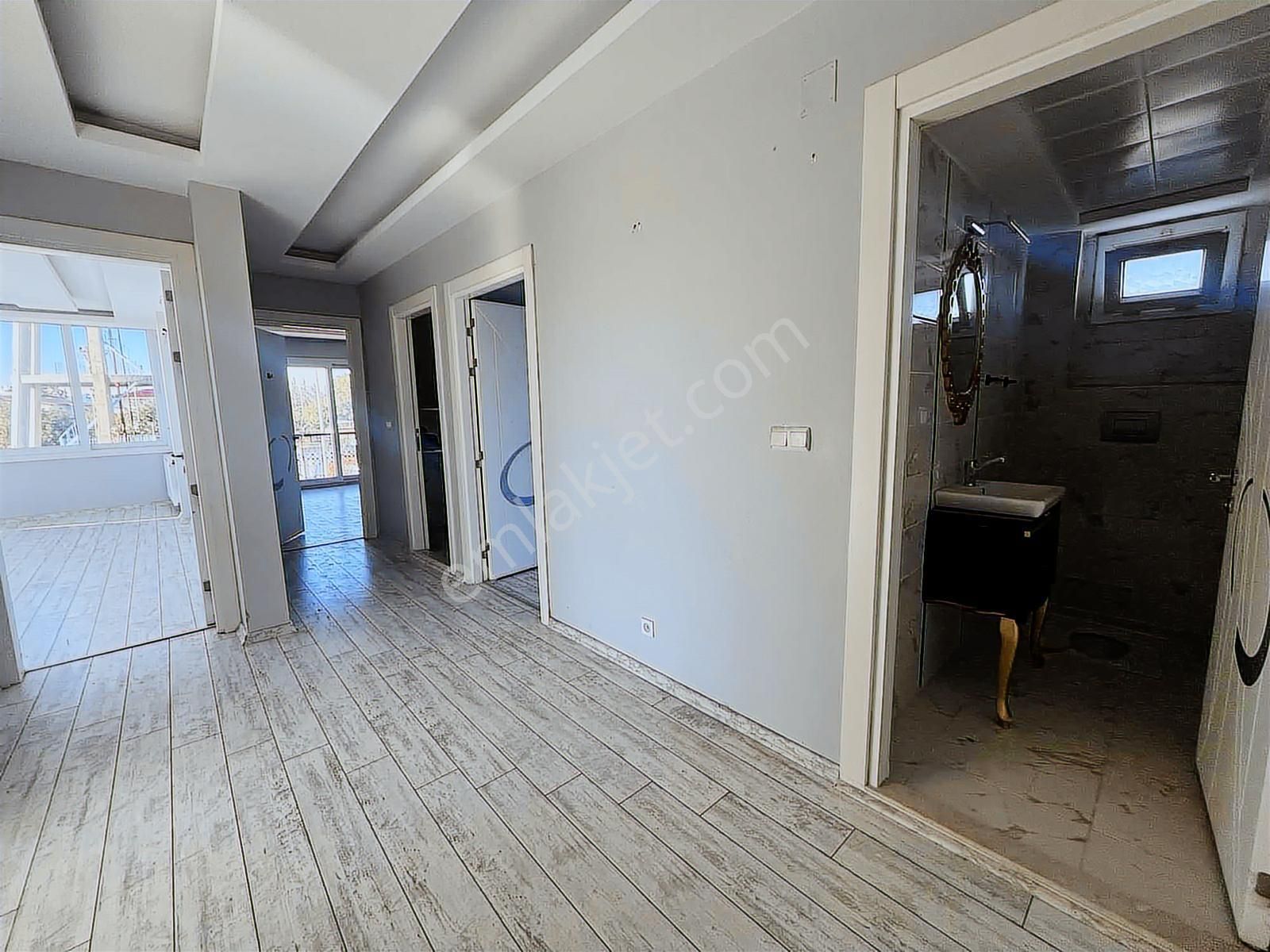 Çınarlı'da Cadde Üzeri Göl Manzaralı 3+1 Açık Mutfak Daire - Görsel 15