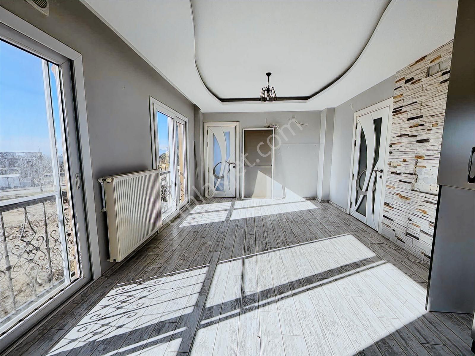 Çınarlı'da Cadde Üzeri Göl Manzaralı 3+1 Açık Mutfak Daire - Görsel 2