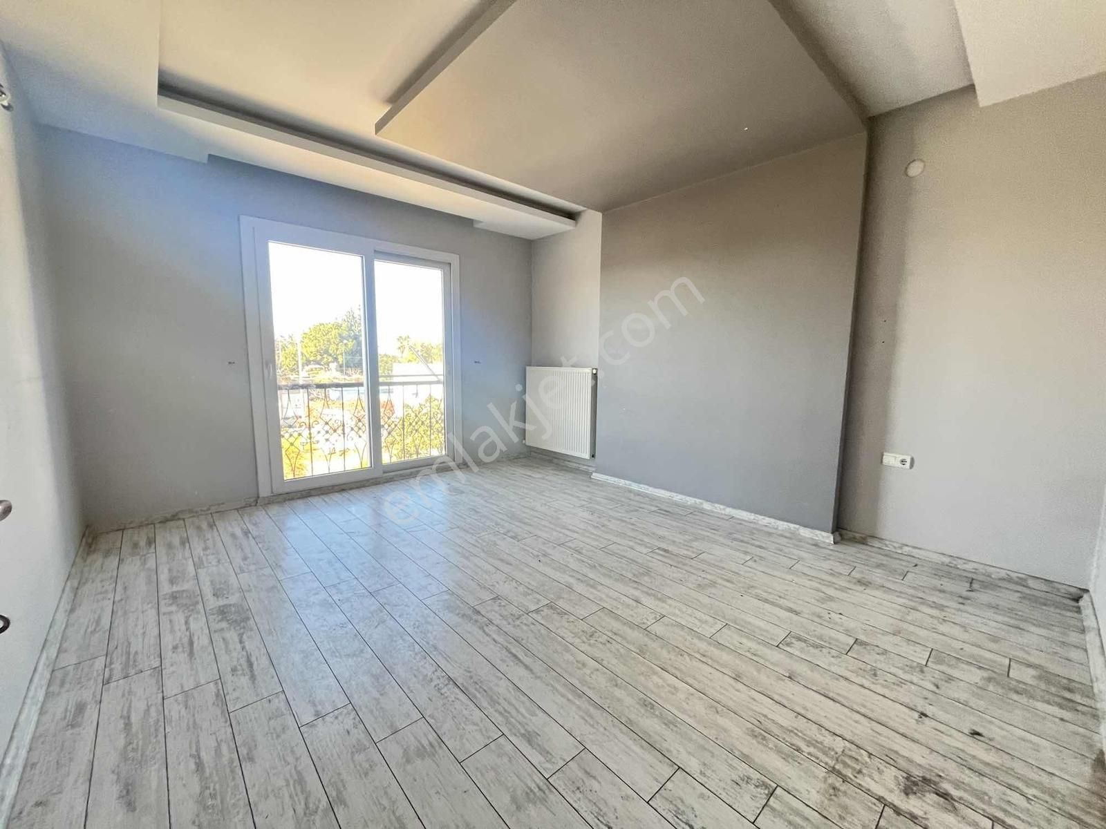 Çınarlı'da Cadde Üzeri Göl Manzaralı 3+1 Açık Mutfak Daire - Görsel 3