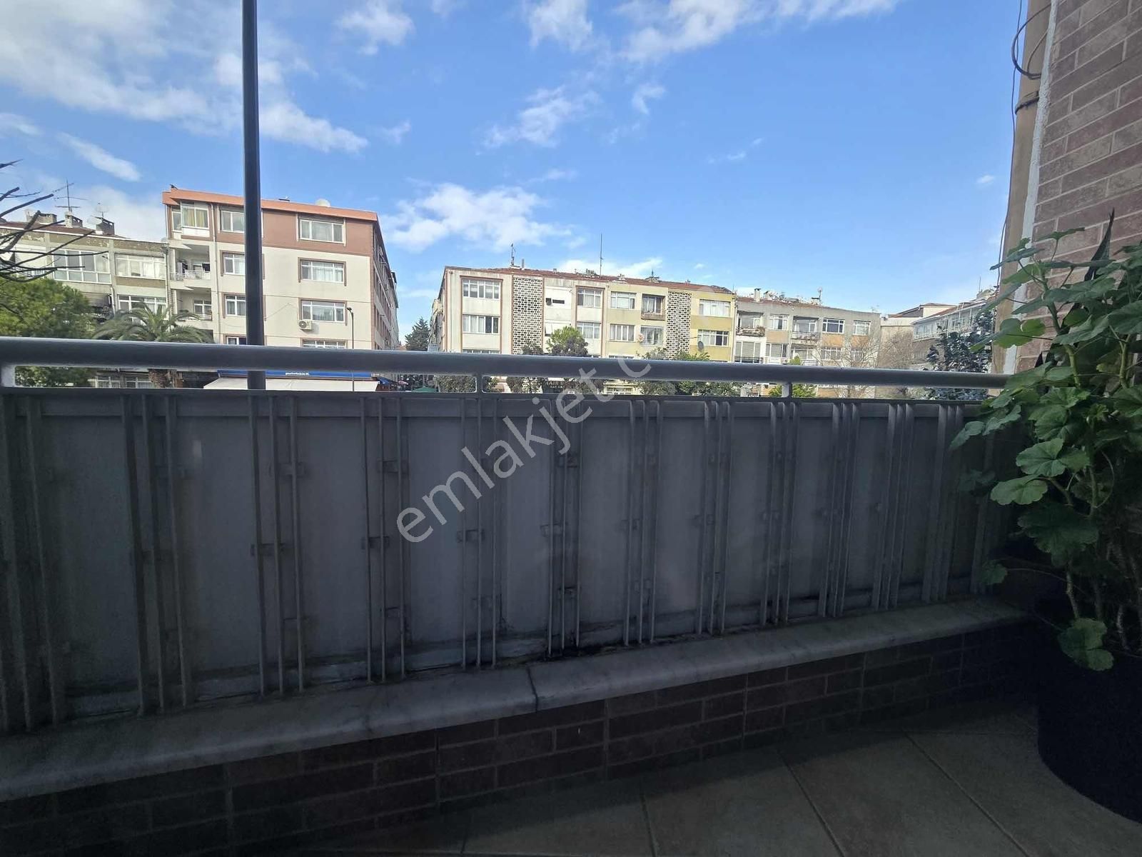 Bakırköy Cevizlikte Meydana Yakın 1.kat 3+1 120m2 Ön Cephe - Görsel 2