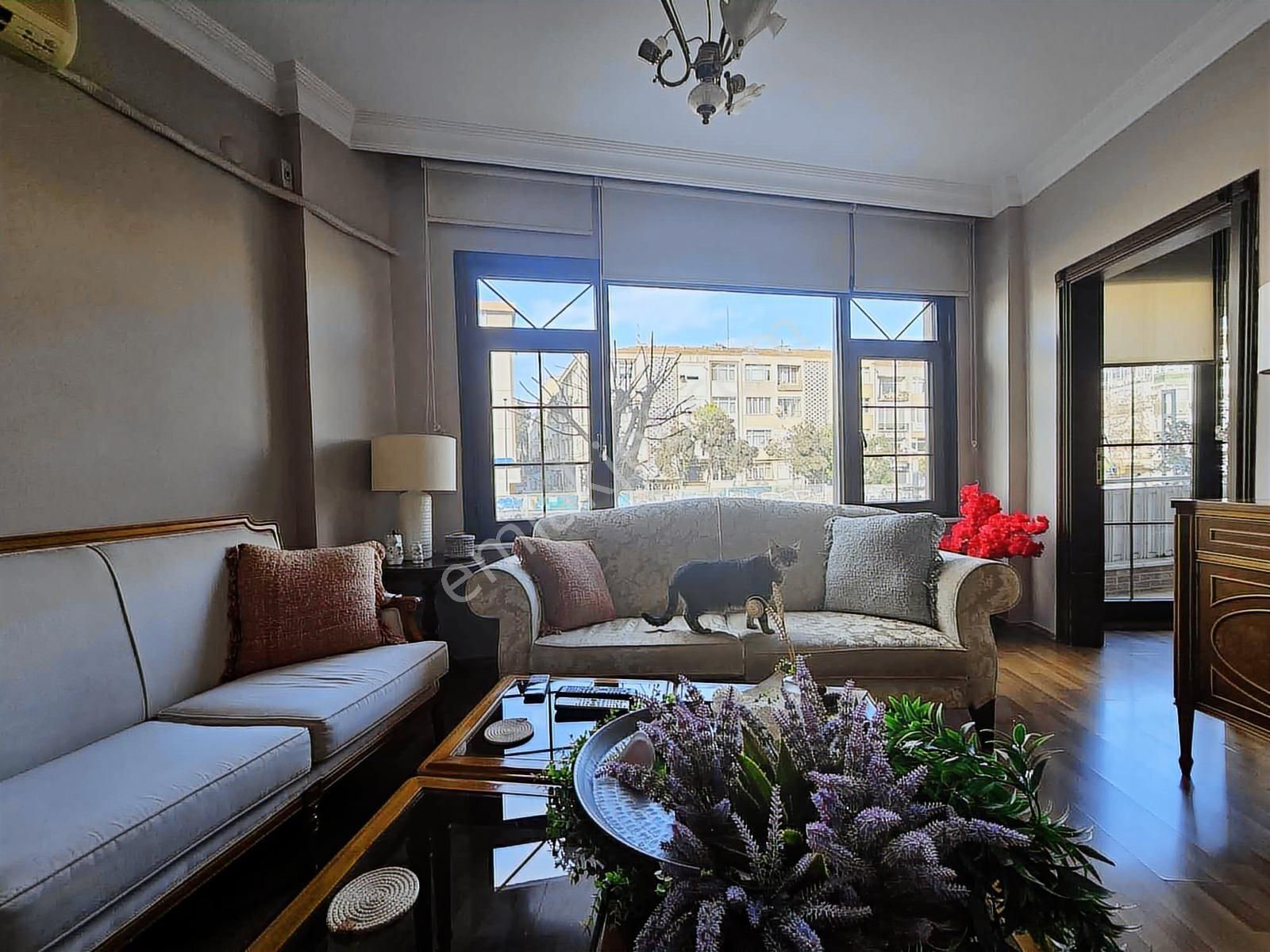 Bakırköy Cevizlikte Meydana Yakın 1.kat 3+1 120m2 Ön Cephe