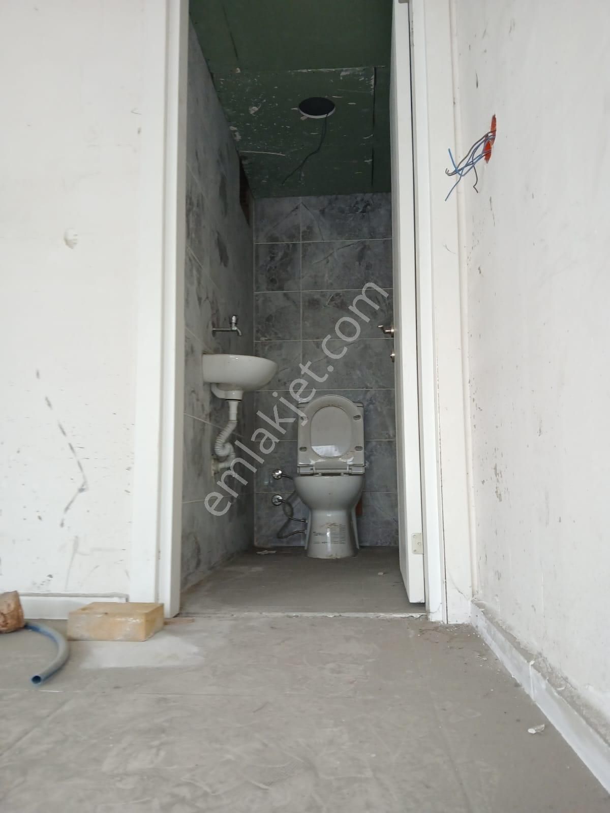 B.çekmece 19 Mayıs Mh. E-5 Cepheli Depolu Satılık Dükkan - Görsel 4