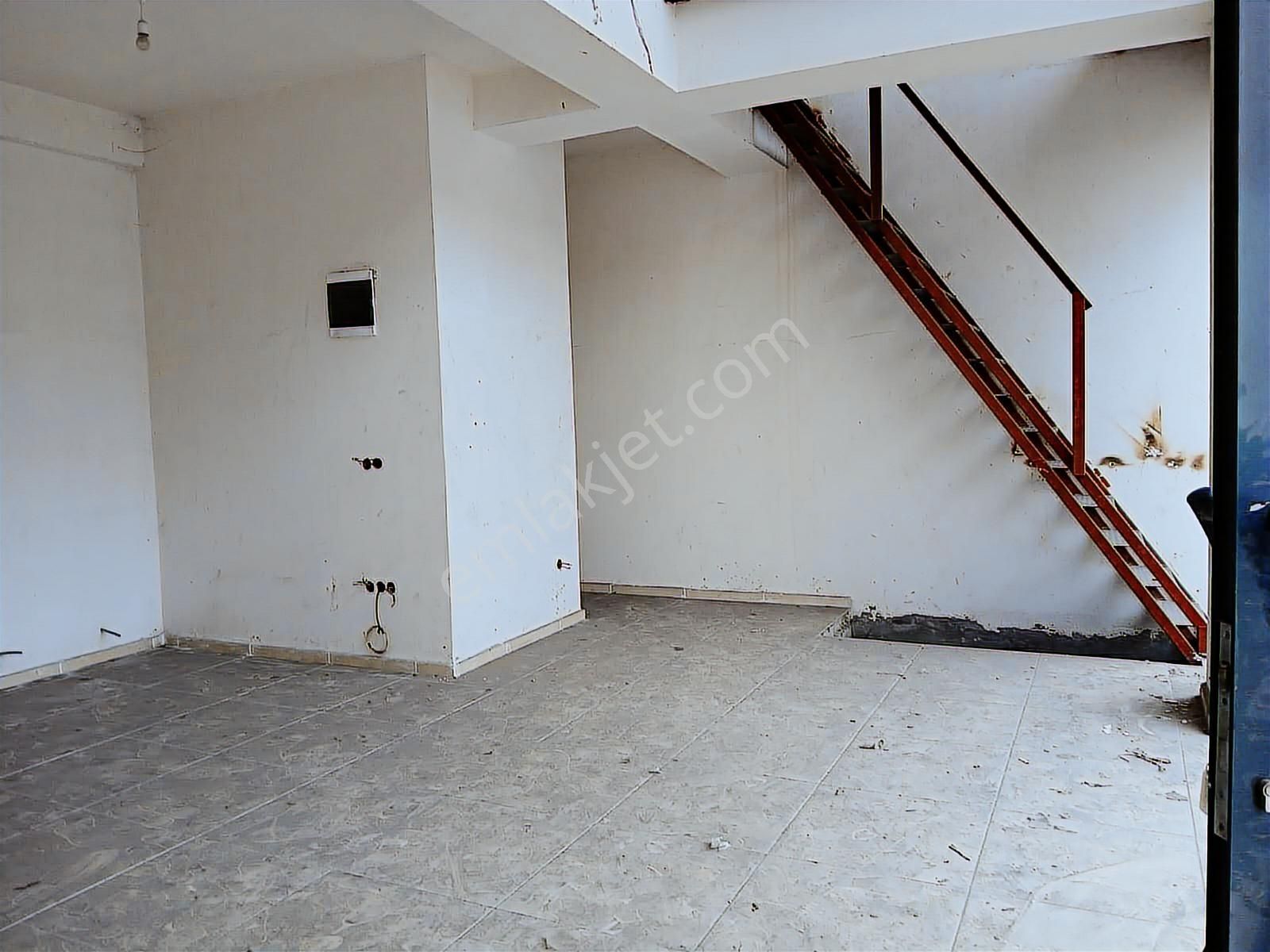 B.çekmece 19 Mayıs Mh. E-5 Cepheli Depolu Satılık Dükkan - Görsel 2