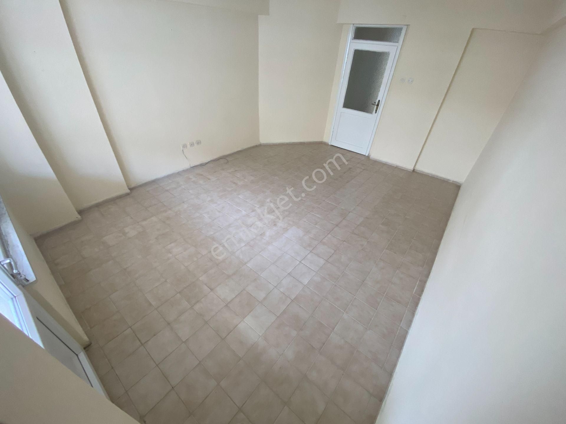 Jet'ten Akçay Merkezde Ön Cephe Geniş Balkonlu 2+1 Kiralık Daire - Görsel 9