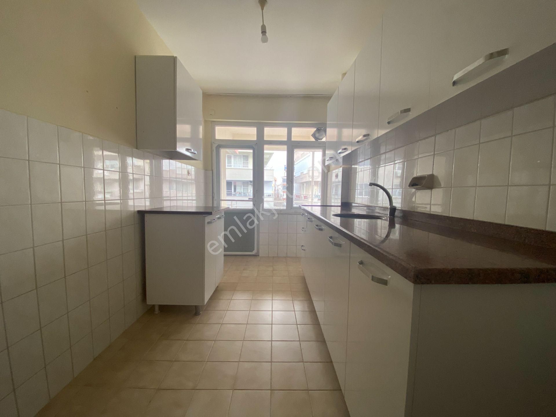 Jet'ten Akçay Merkezde Ön Cephe Geniş Balkonlu 2+1 Kiralık Daire - Görsel 4