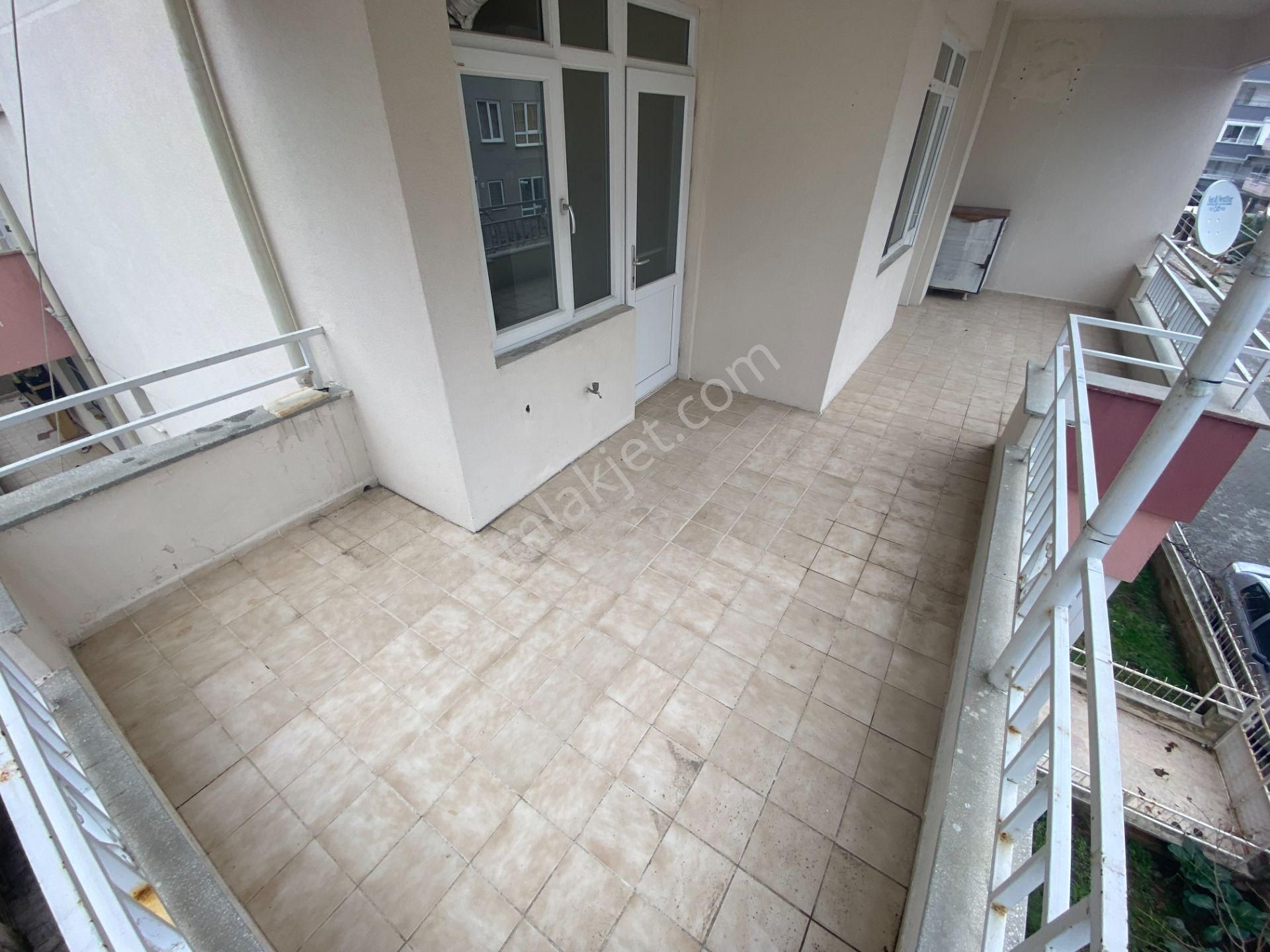 Jet'ten Akçay Merkezde Ön Cephe Geniş Balkonlu 2+1 Kiralık Daire - Görsel 33