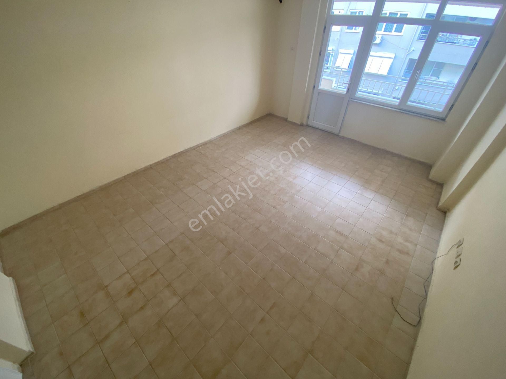 Jet'ten Akçay Merkezde Ön Cephe Geniş Balkonlu 2+1 Kiralık Daire - Görsel 7