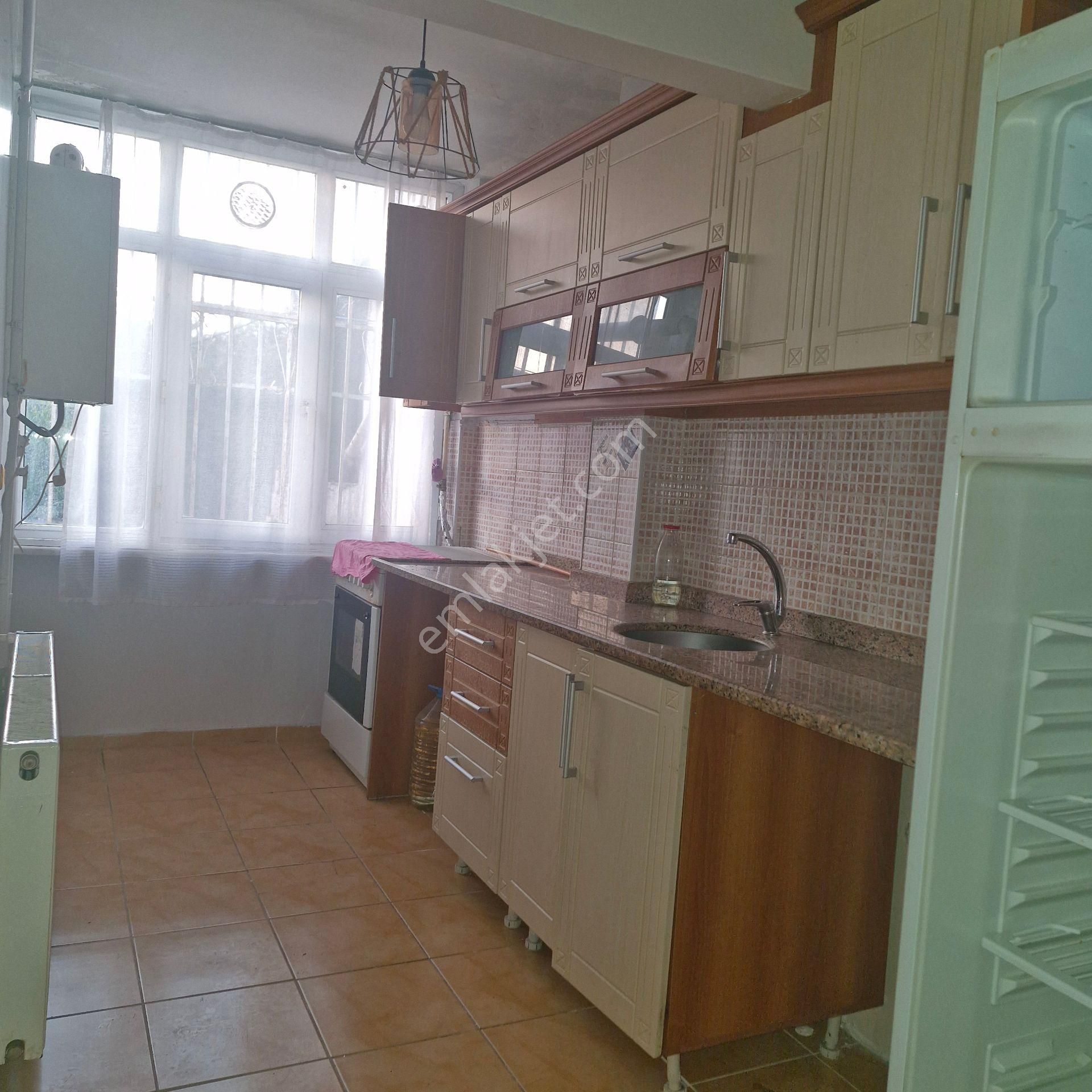 Akşenden Fatih Silivrikapa Yeni Çeşme Sokakta 1+1 Full Yapılı Kiralık Yüksek Giriş Kat