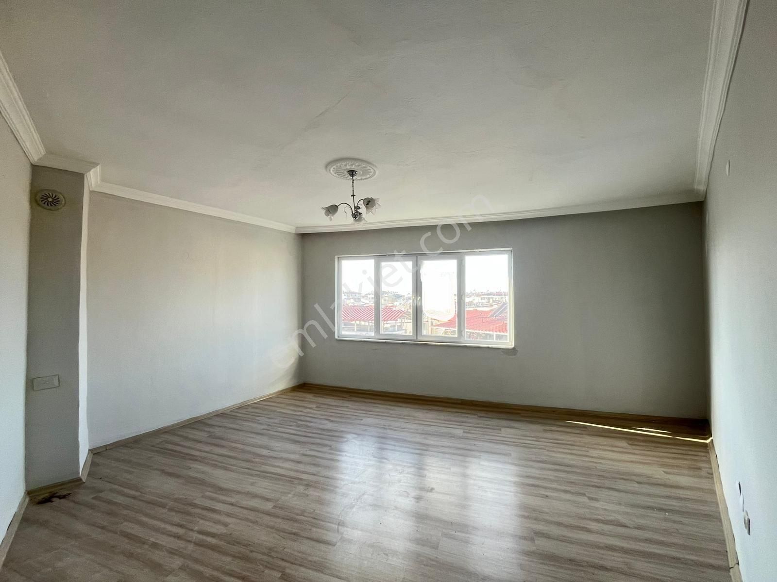 Aydoğdu Mahallesi Salı Pazarı Cadde Üzerinde 2+1 Satılık Daire