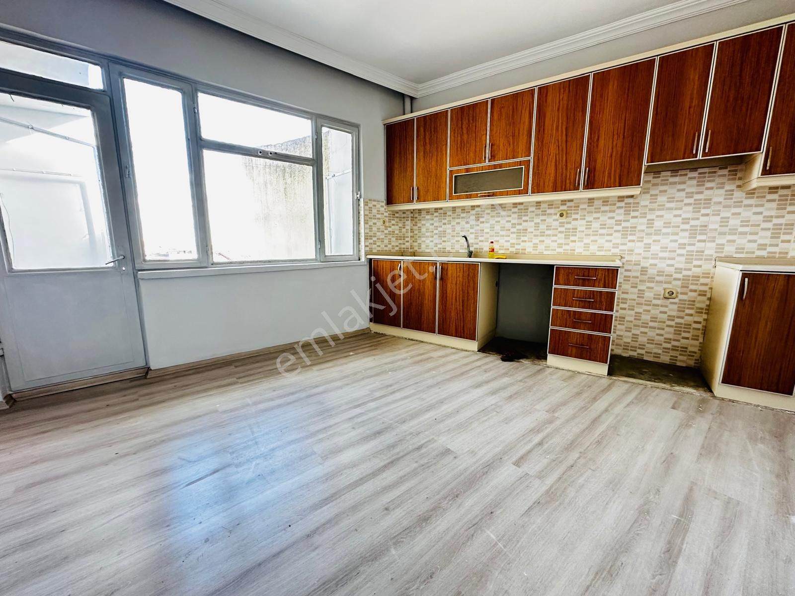 🏡 Göl-san Gayrimenkul’den 🏡 Aydoğdu Mahallesinde Cadde Üzeri Fırsat 2+1 !!!