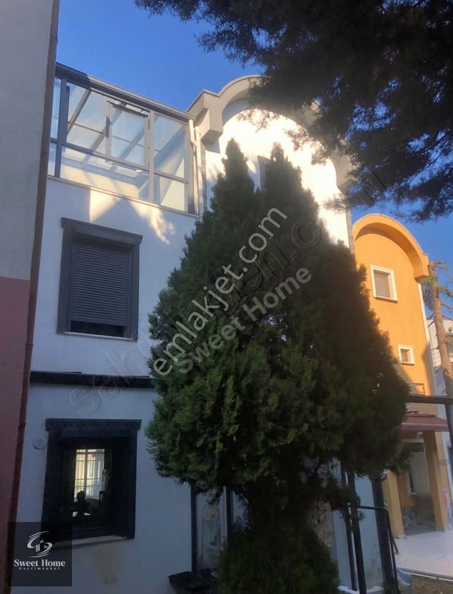 Bahçeşehir Boğazköy'de Alara Konaklarında 5+2 Satılık Villa