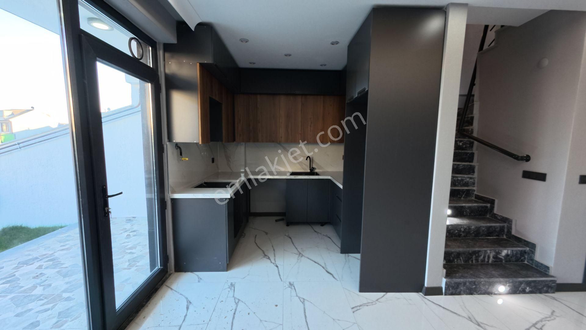 Kocaali De Deniz Gören Ön Cephe, Şık Mutfak Dolaplı 3+1 Villa - Görsel 11