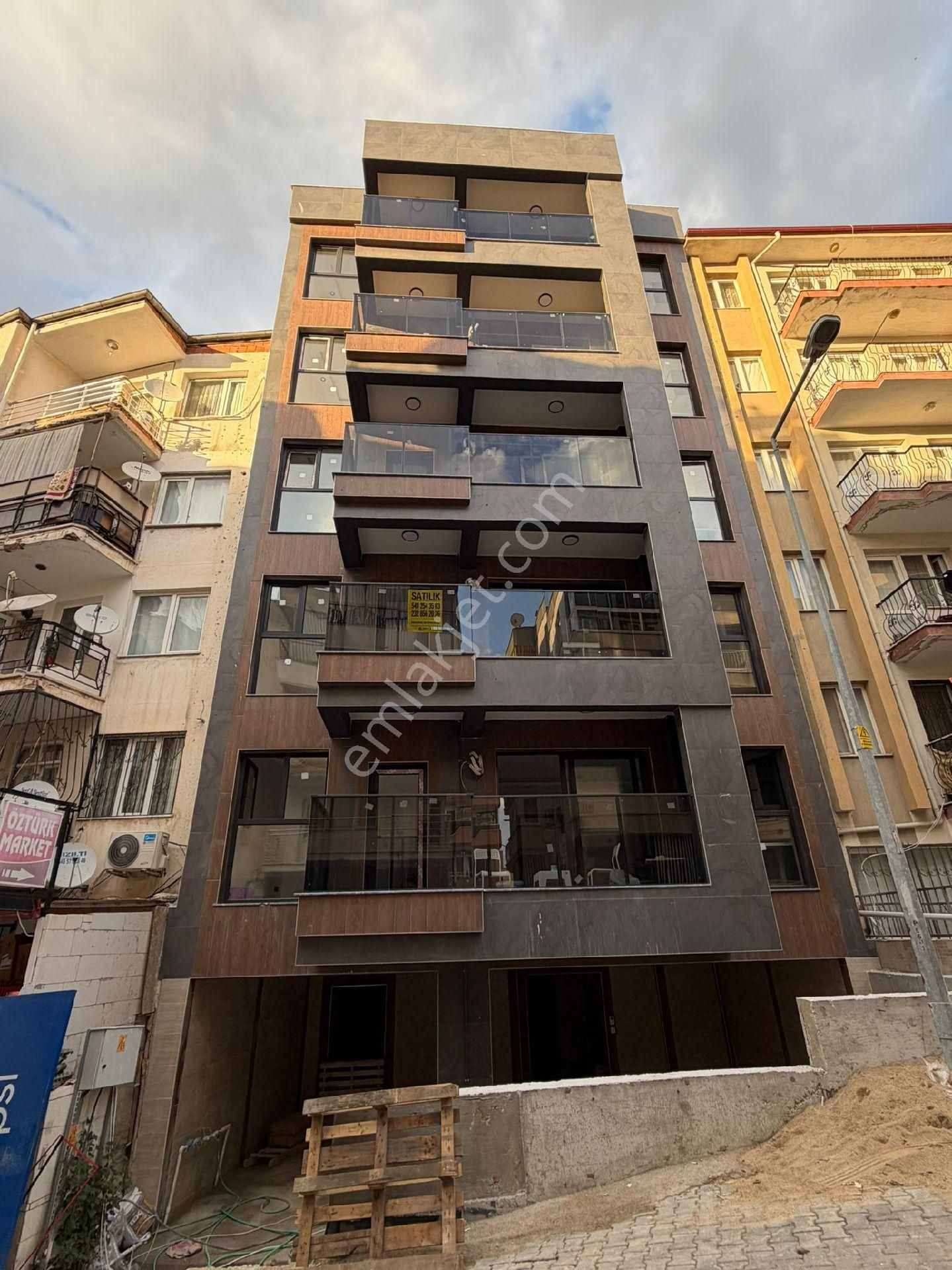 Kuşadası Ege Mahallesinde Mantolamalı 3.ncü Kat Yerden Isıtmalı Satılık Sıfır 1+1 Daire