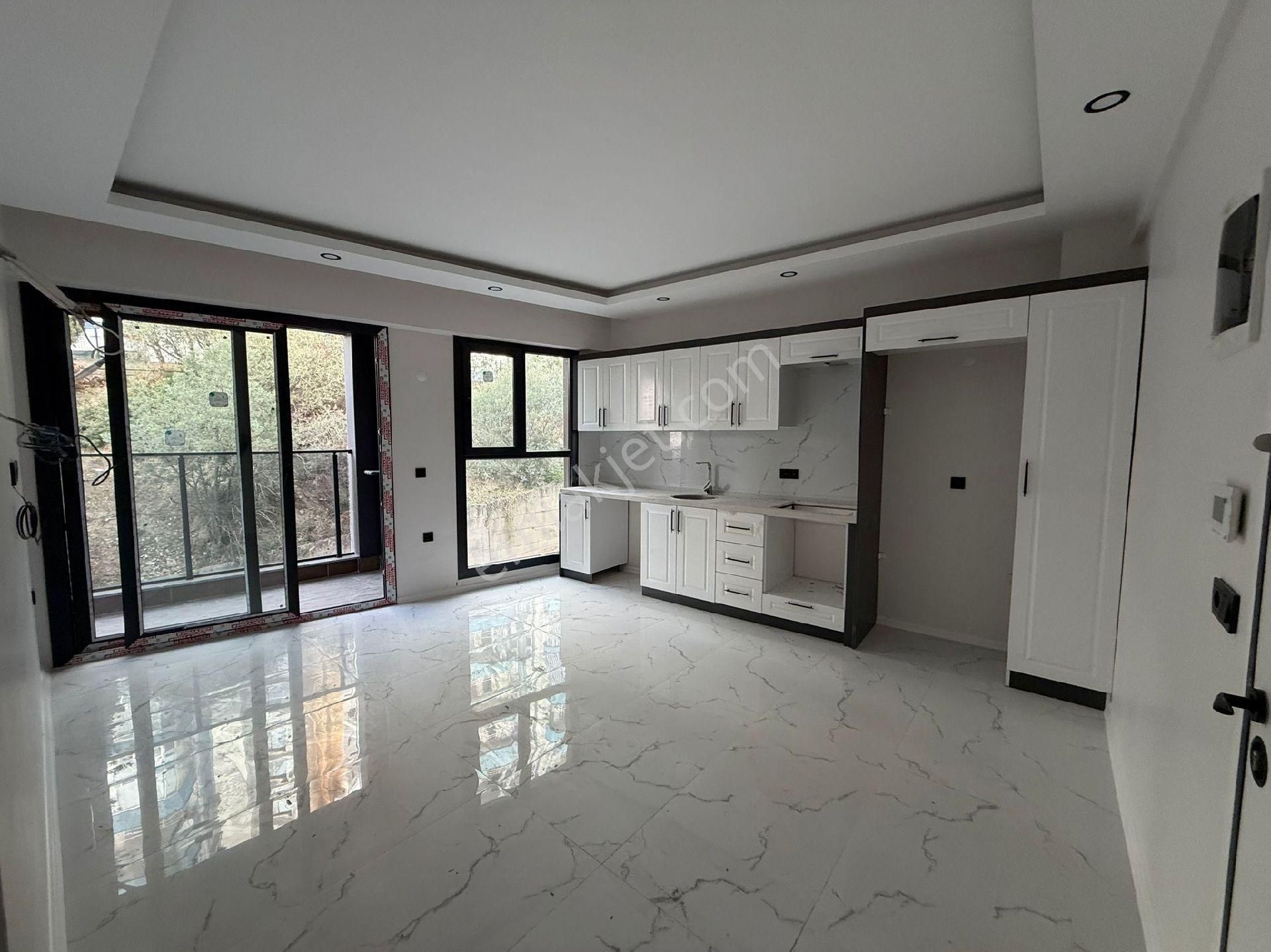 Kuşadası Ege Mahallesinde Mantolamalı 3.ncü Kat Yerden Isıtmalı Satılık Sıfır 1+1 Daire - Görsel 6