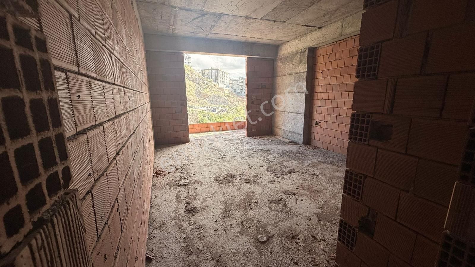 Edremitte Havuzlu Site İçinde 1+1 Satılık Daire - Görsel 17