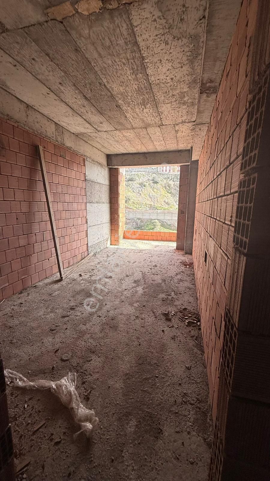 Edremitte Havuzlu Site İçinde 1+1 Satılık Daire - Görsel 12