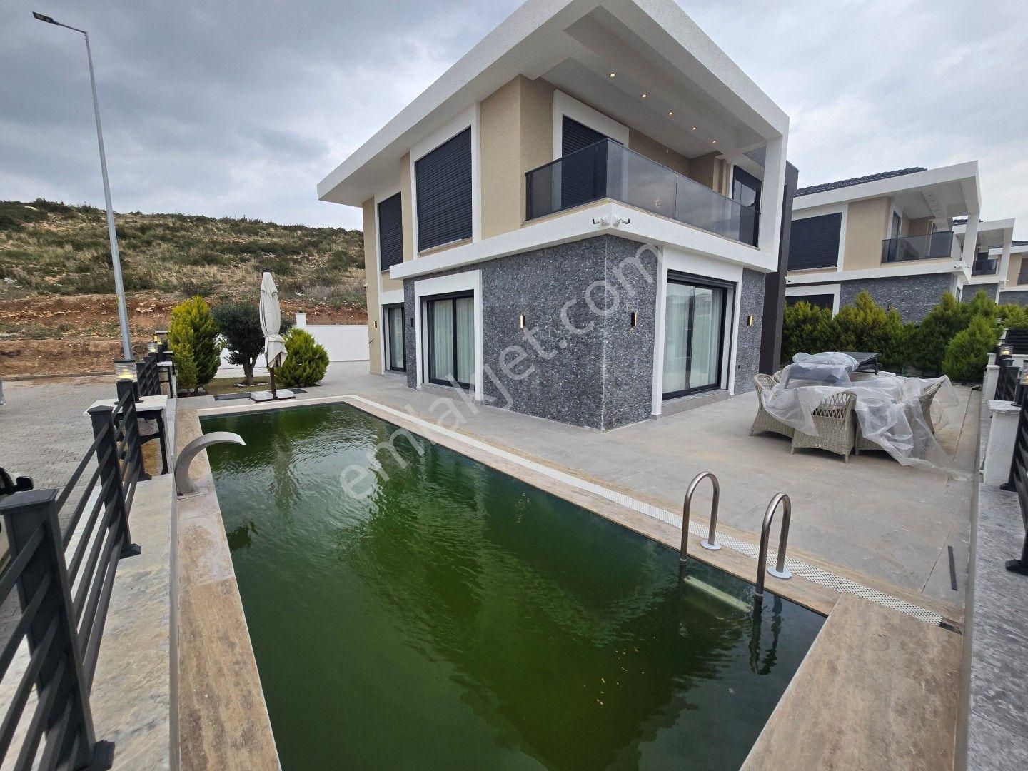 Didim,de Hayalinizdeki Müstakil Yaşam Başlıyor! 4+1 Ayrı Mutfaklı Sıfır Eşyalı Satılık Villa