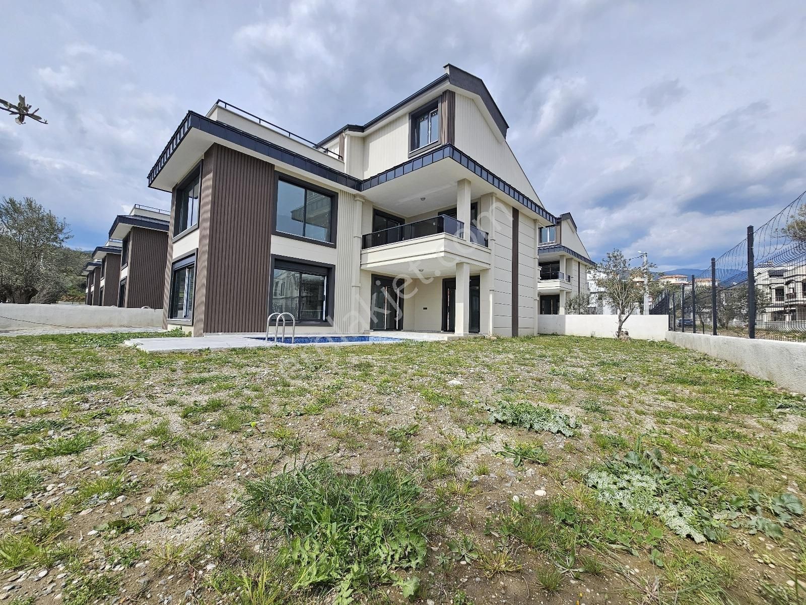 Eu Gayrimenkulden Girişte Odalı Havuzlu Tek Müstakil 5+1 Villa