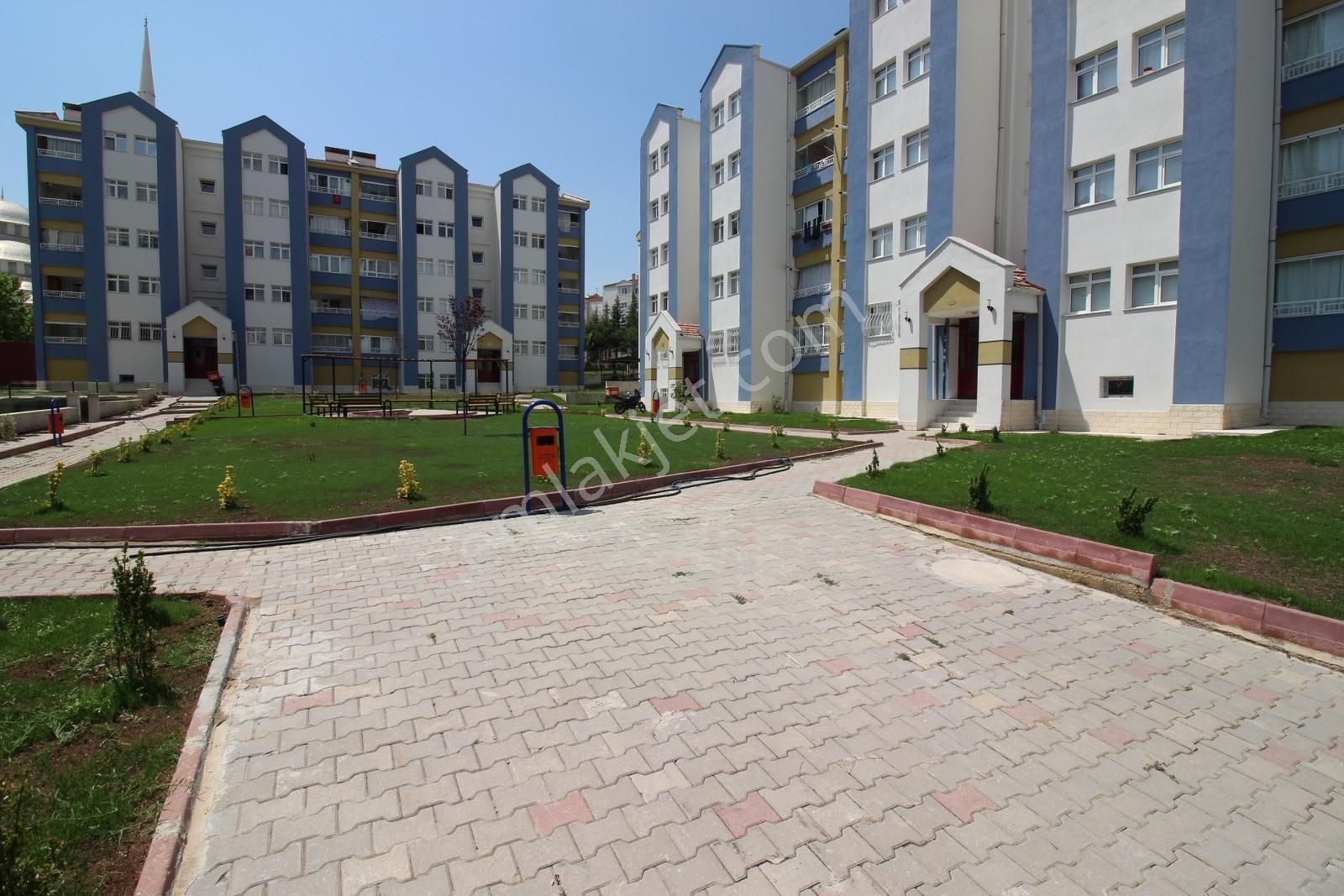 Oğuzlar'da Ahimesut Bulvarı Yanı 3+1 Sitede Ara Kat Daire