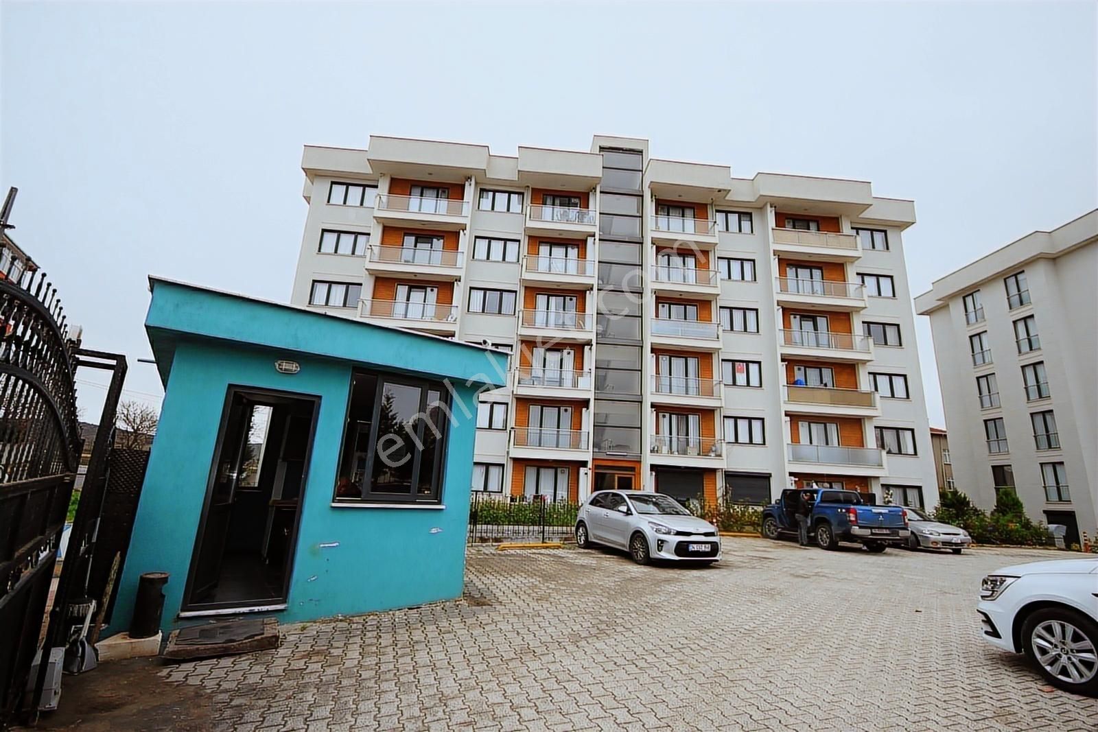 Tuzla Site İçerisinde : Güvenlikli : Eşyalı : 1+1 Fırsat Daire