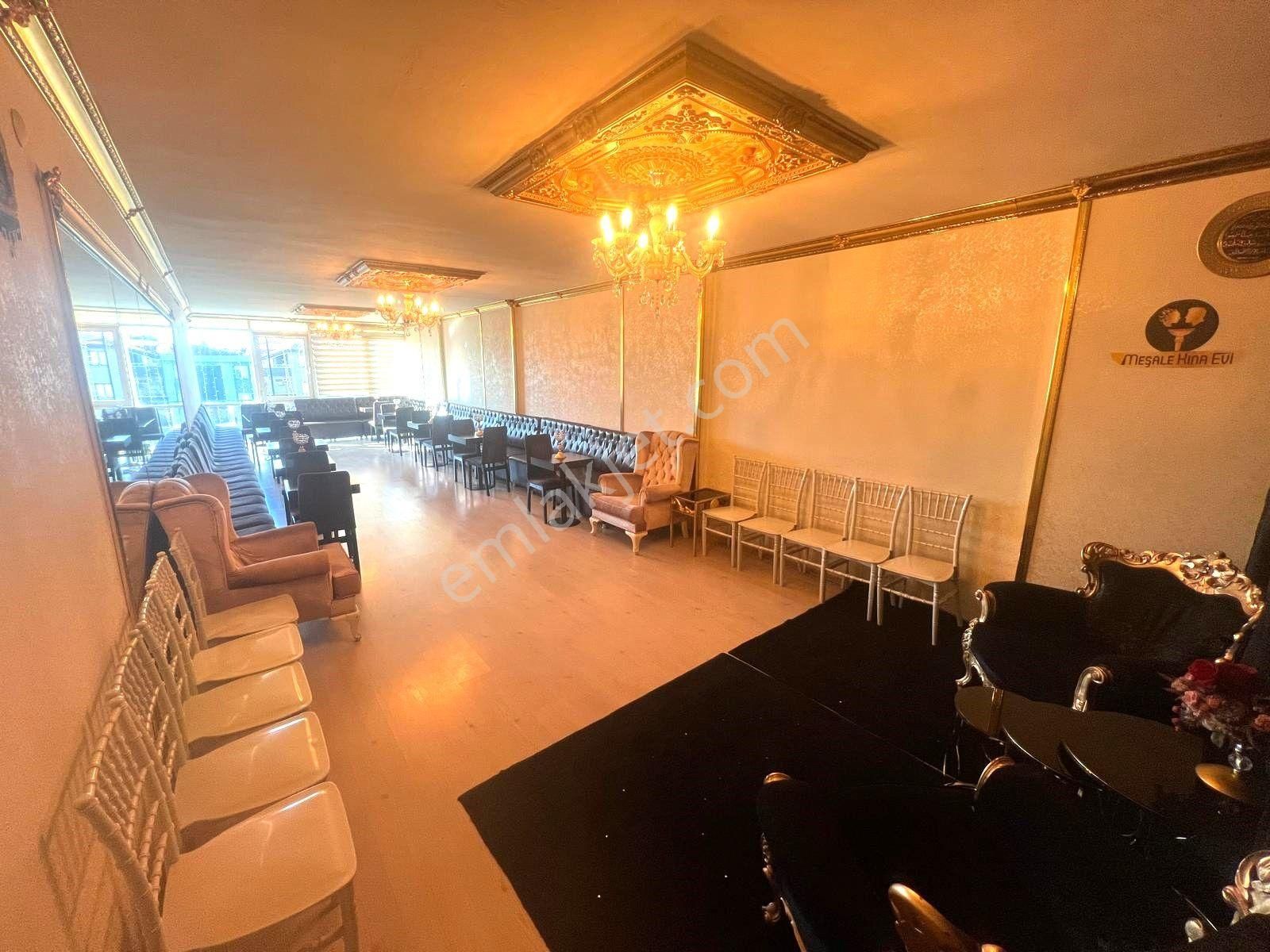 Sefaköy Merkezde Ana Cadde Üzerinde Asansörlü Satılık İşyerii...