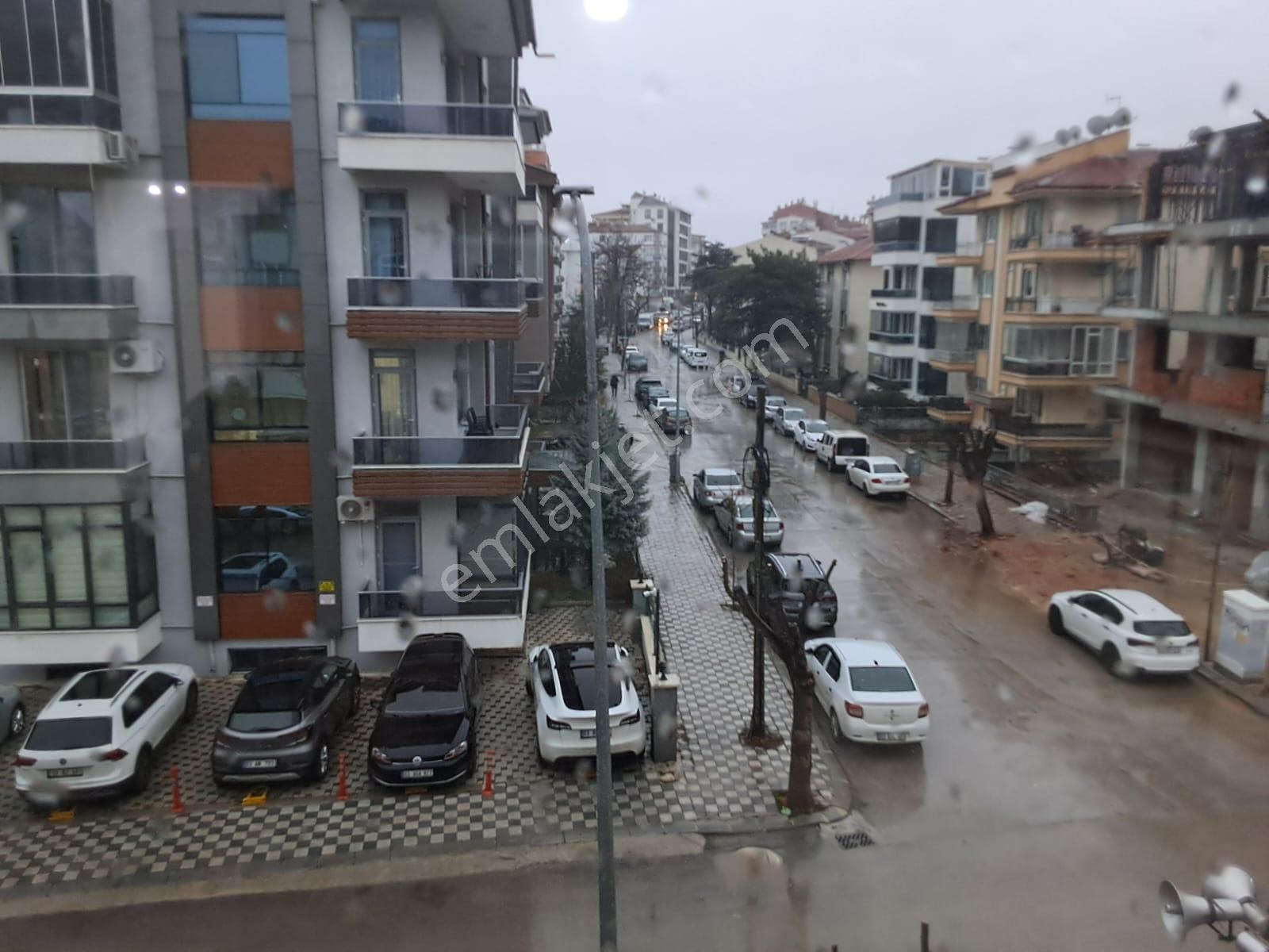 Afyon Tezcan Emlaktan Dervişpaşadakomple Yenilenmiş 3+1 Daire