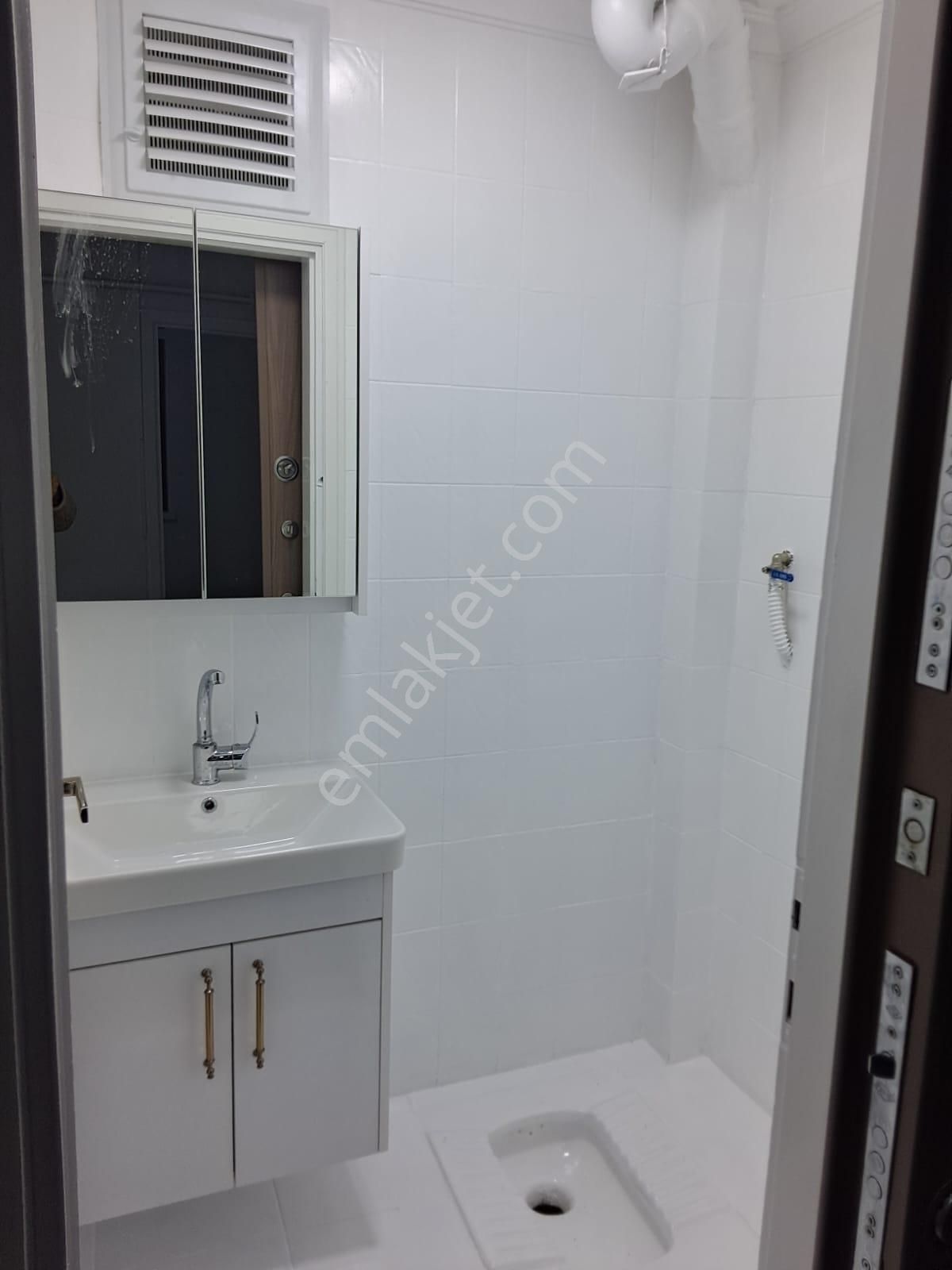 Afyon Tezcan Emlaktan Dervişpaşadakomple Yenilenmiş 3+1 Daire - Görsel 9