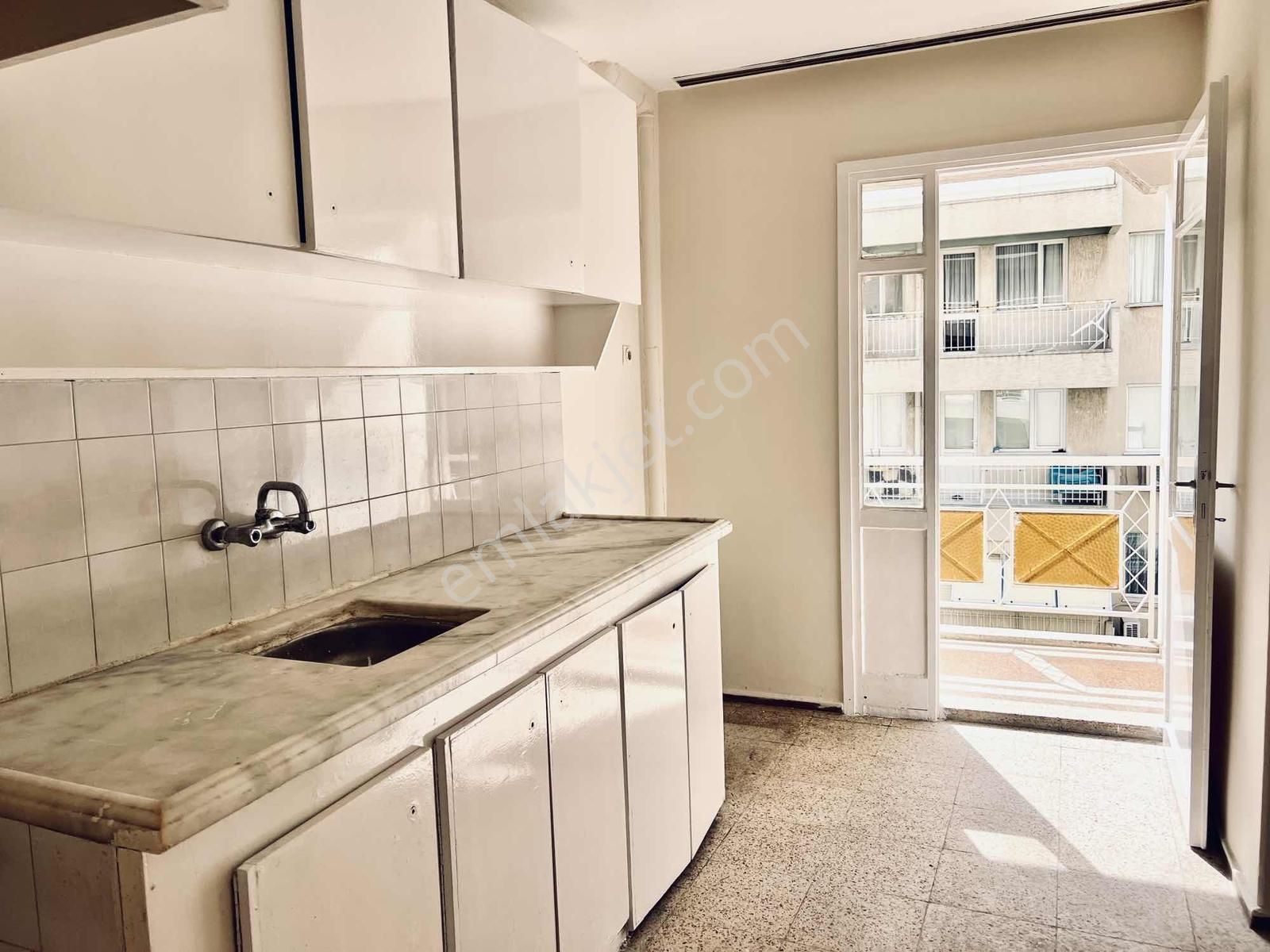 Bornova Erzene Mah Ata Durağında 2+1 Ara Kat Satılık Daire