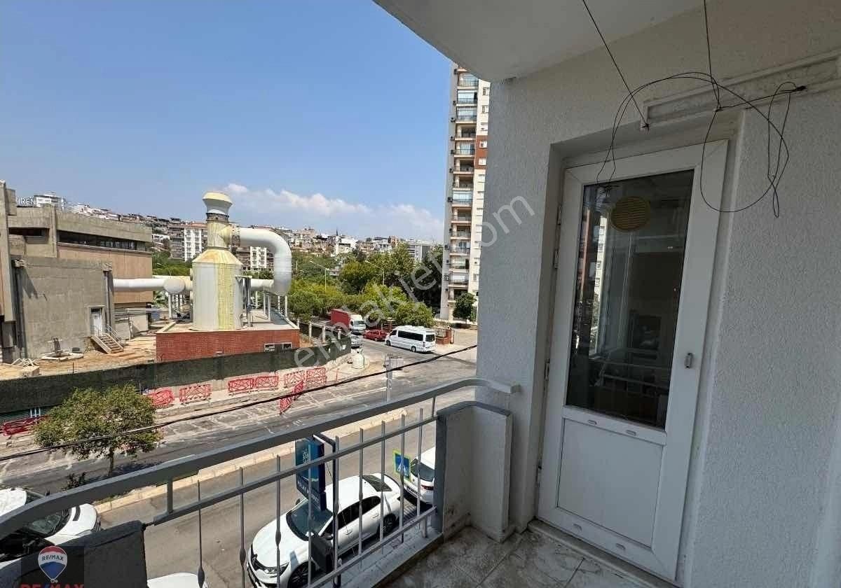 Karşıyaka Bahçelievler Cevdet Bilsay Caddesi'nde 3+1 Kiralık Daire - Görsel 2