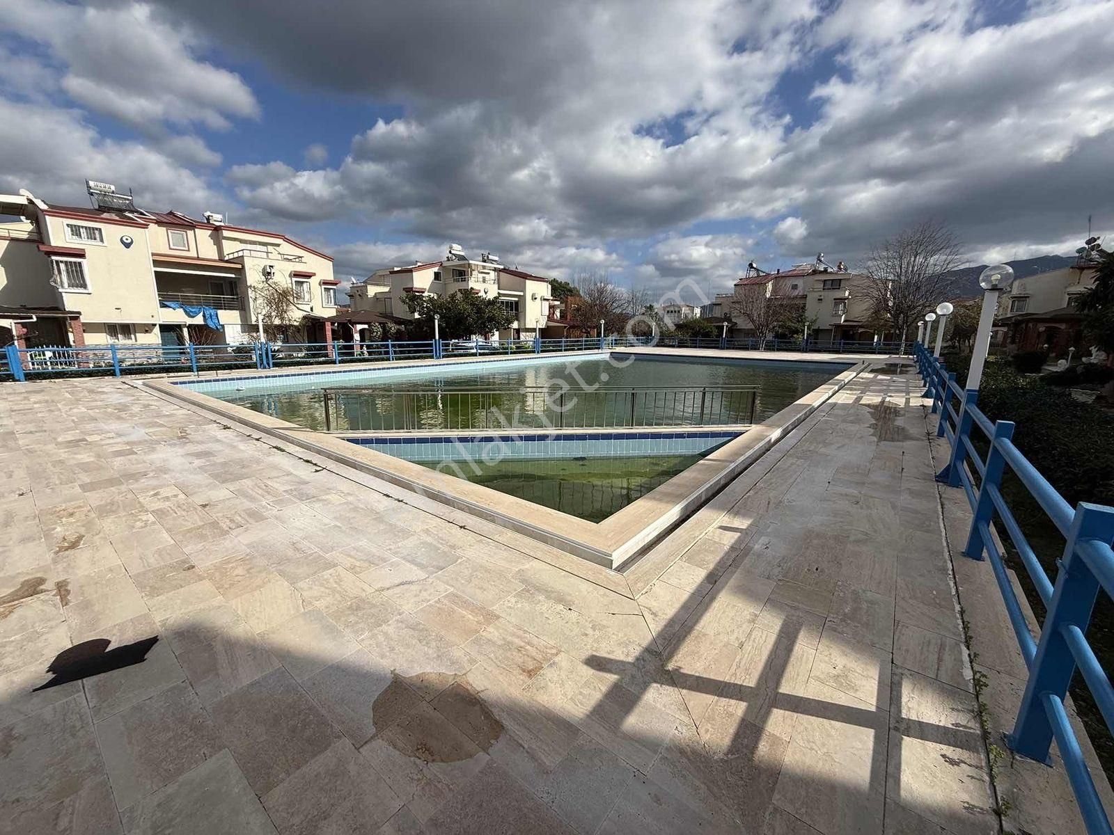 Kuşadası Davutlar Sahilinde Denize 300 Mt Satılık 3+1 Villa