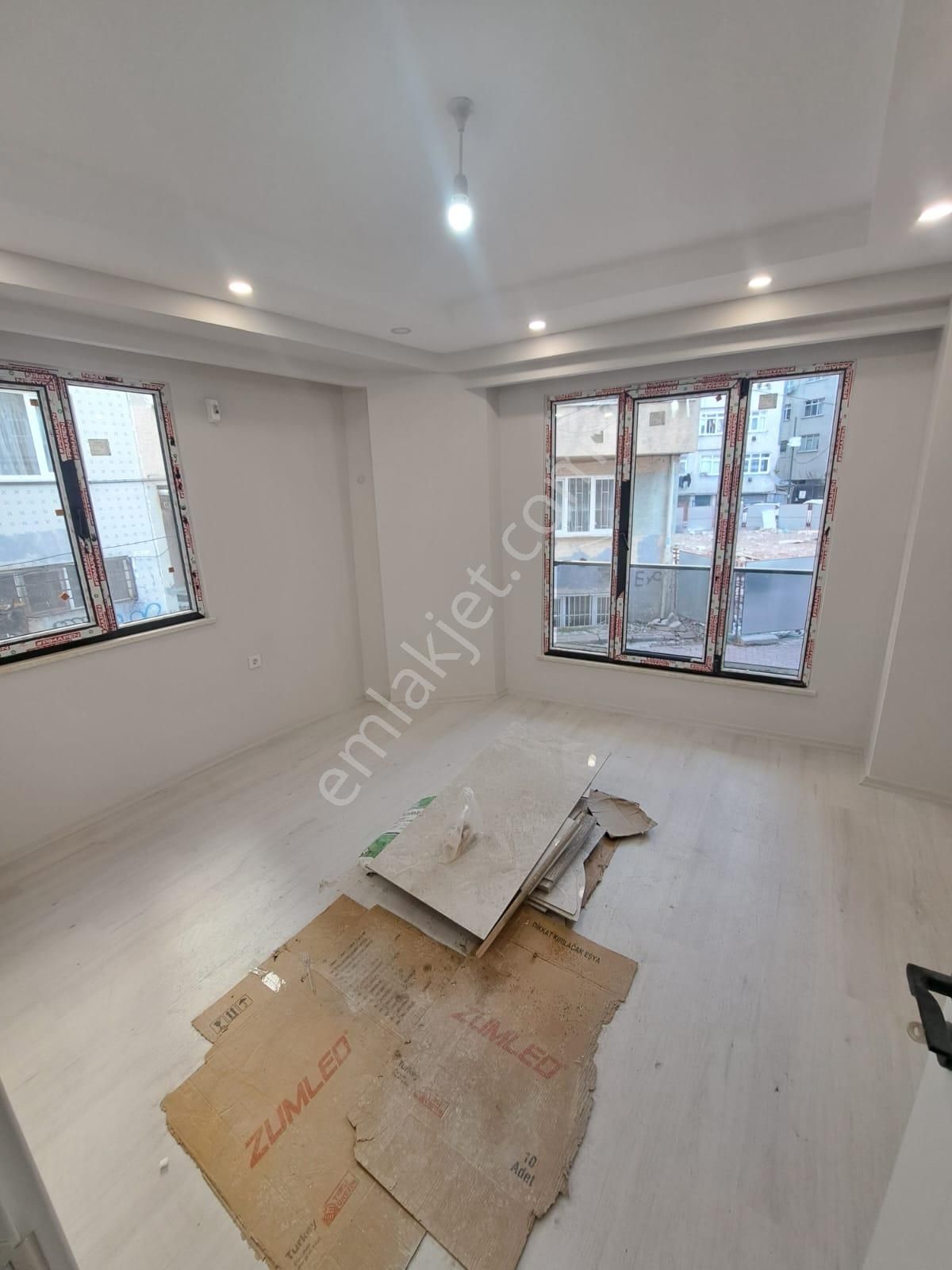 Toprak İnşaat...kullanıma Hazır Yeni Yapı Köşe Başı 1+1!!!