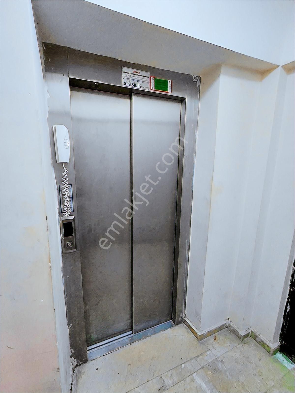 Adalar'a 5 Dakika Mesafede Kiralık 2+1 Asansörlü Bakımlı Daire - Görsel 17