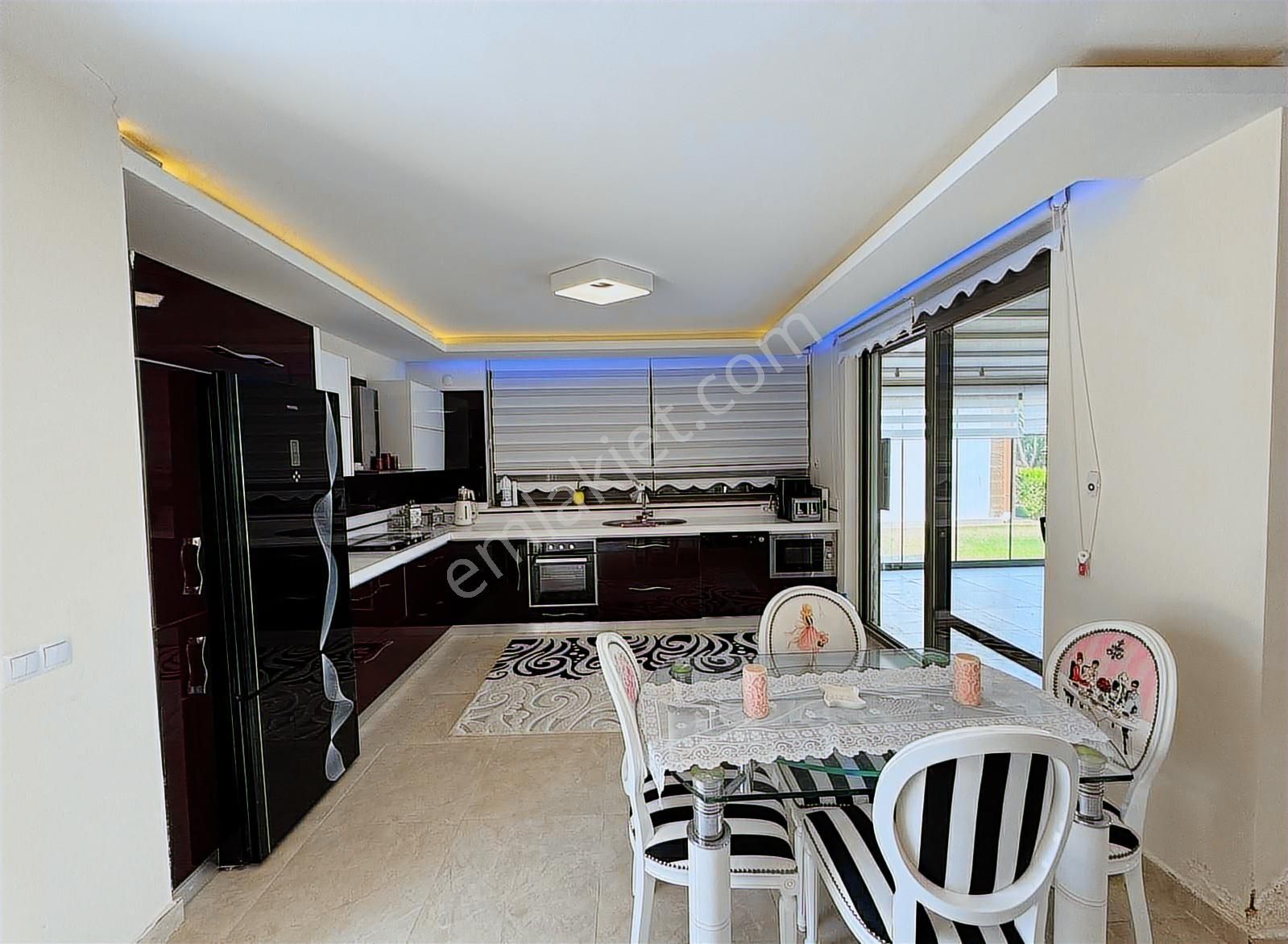 Kuşadası'nda Denize Yakın Havuzlu Güvenlikli Sitede 3+1 Villa. - Görsel 2