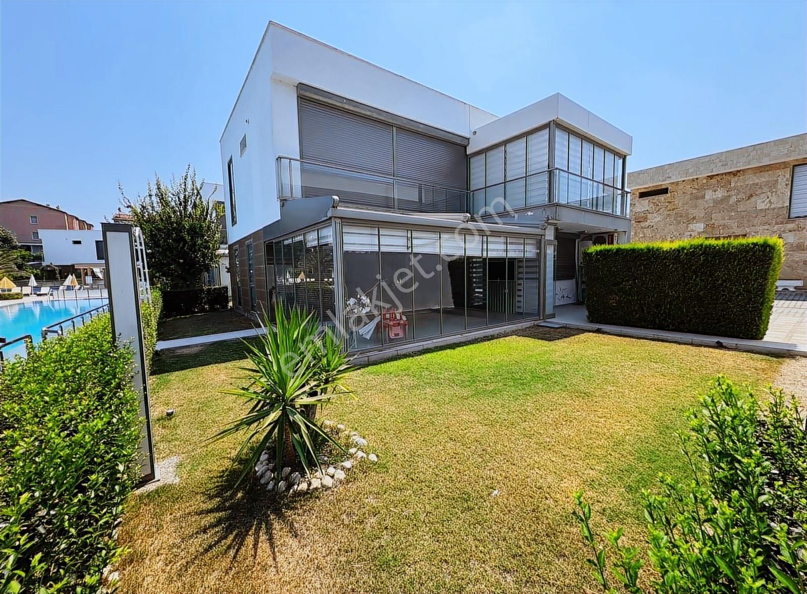 Kuşadası'nda Denize Yakın Havuzlu Güvenlikli Sitede 3+1 Villa. - Görsel 25