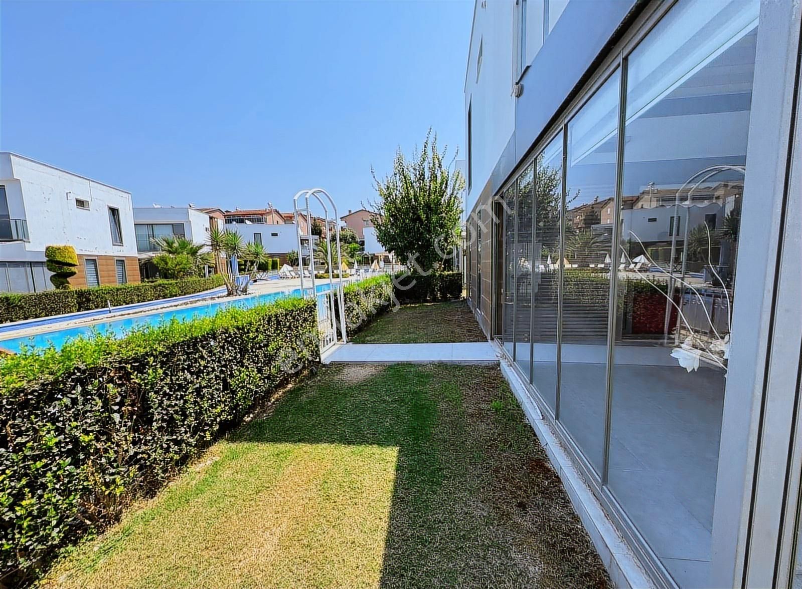 Kuşadası'nda Denize Yakın Havuzlu Güvenlikli Sitede 3+1 Villa. - Görsel 11