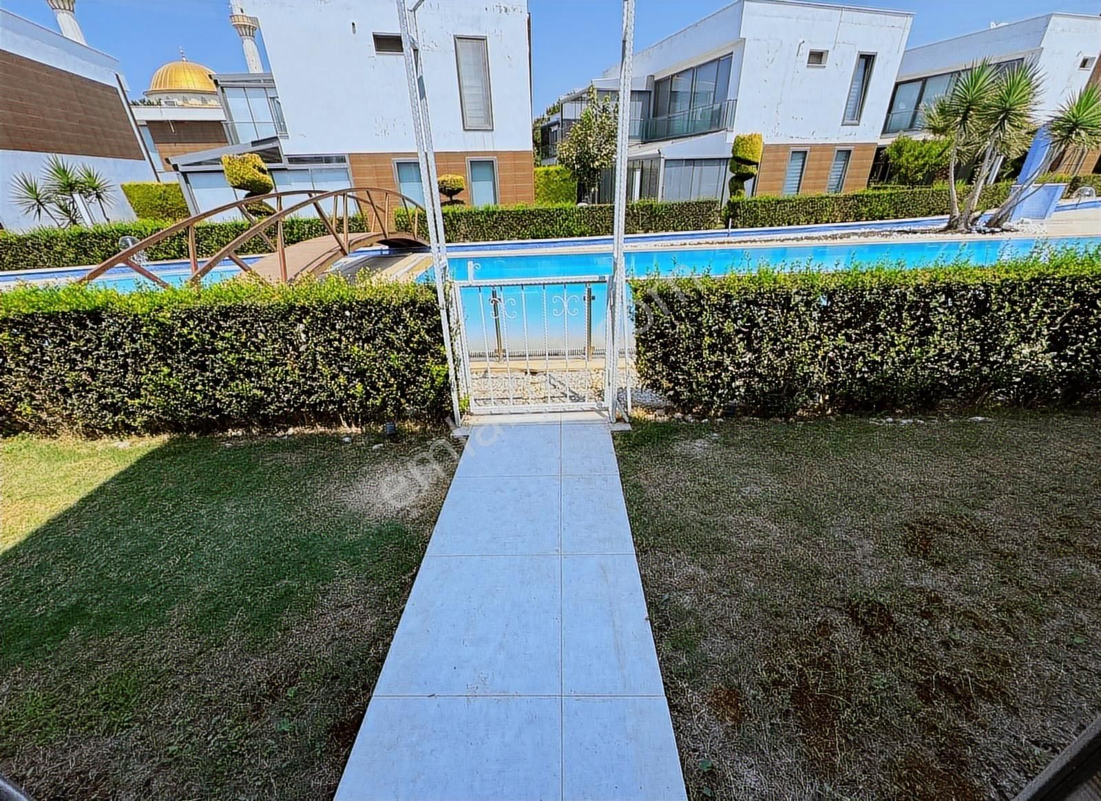 Kuşadası'nda Denize Yakın Havuzlu Güvenlikli Sitede 3+1 Villa. - Görsel 31